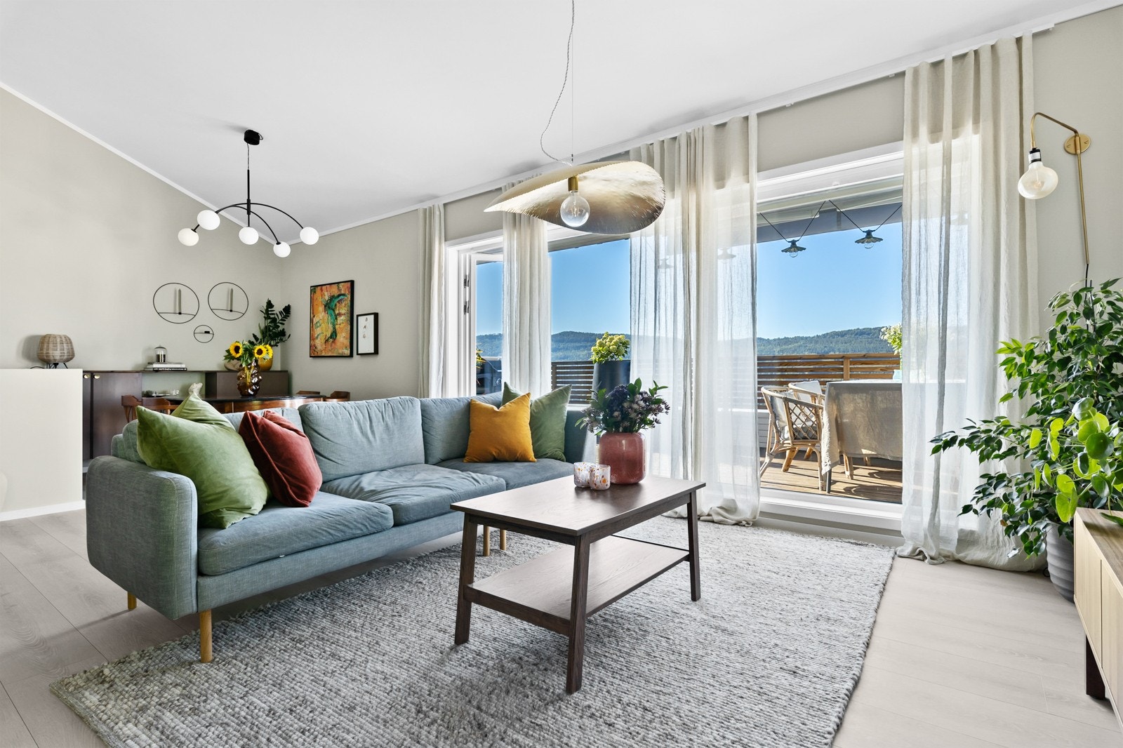 Store vindusflater gir mye lys Galleribilde