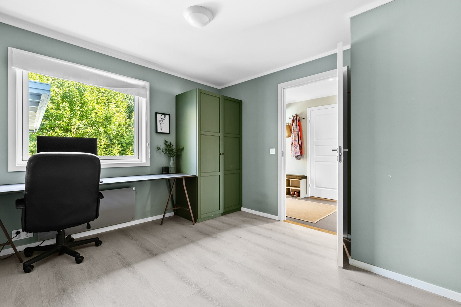 Svalt og romslig soverom som vender mot baklsiden Galleribilde