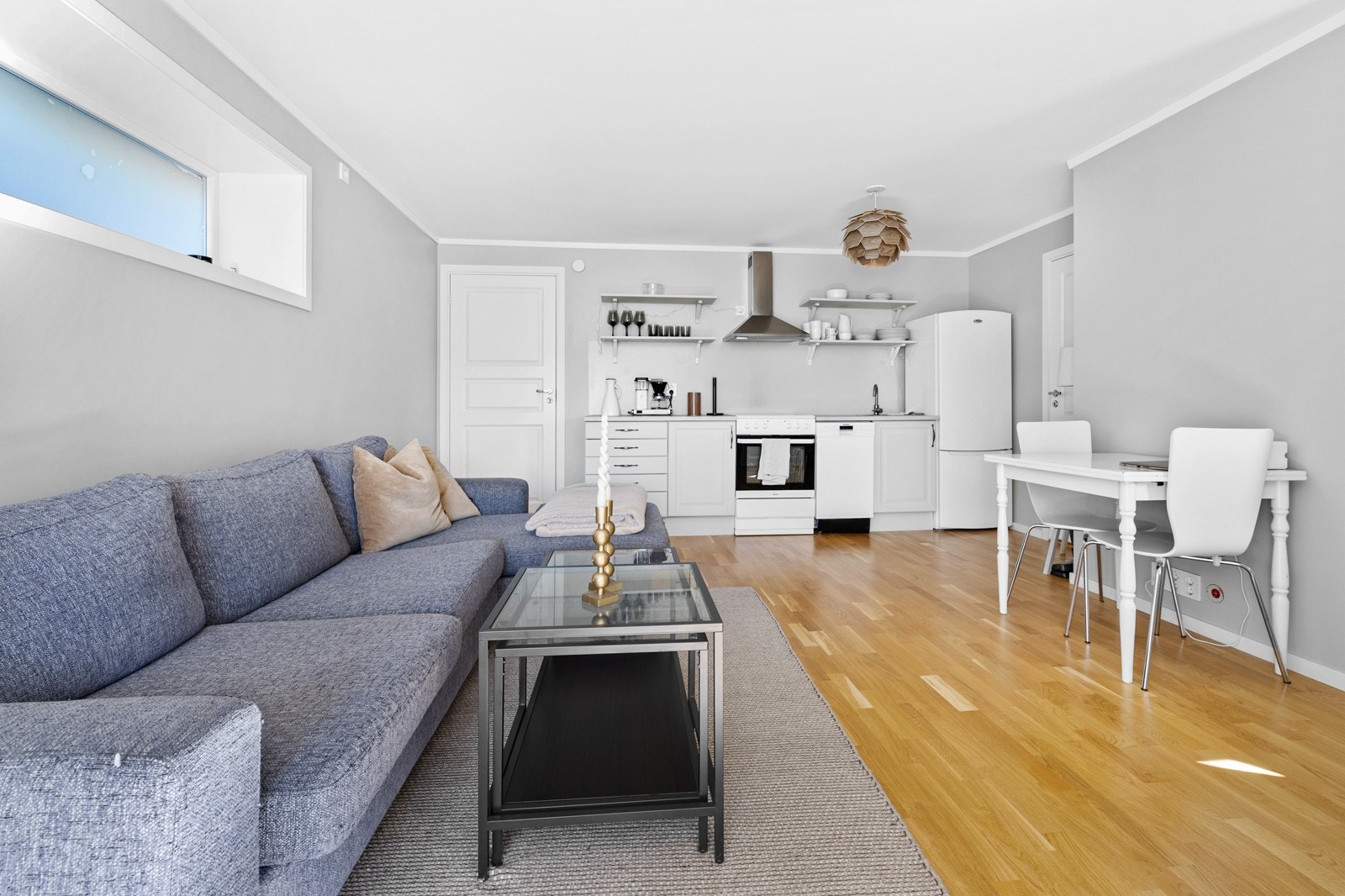 Deler av kjelleren er innredet for utleie. Denne er adskilt fra hoveddel med låst dør. Galleribilde