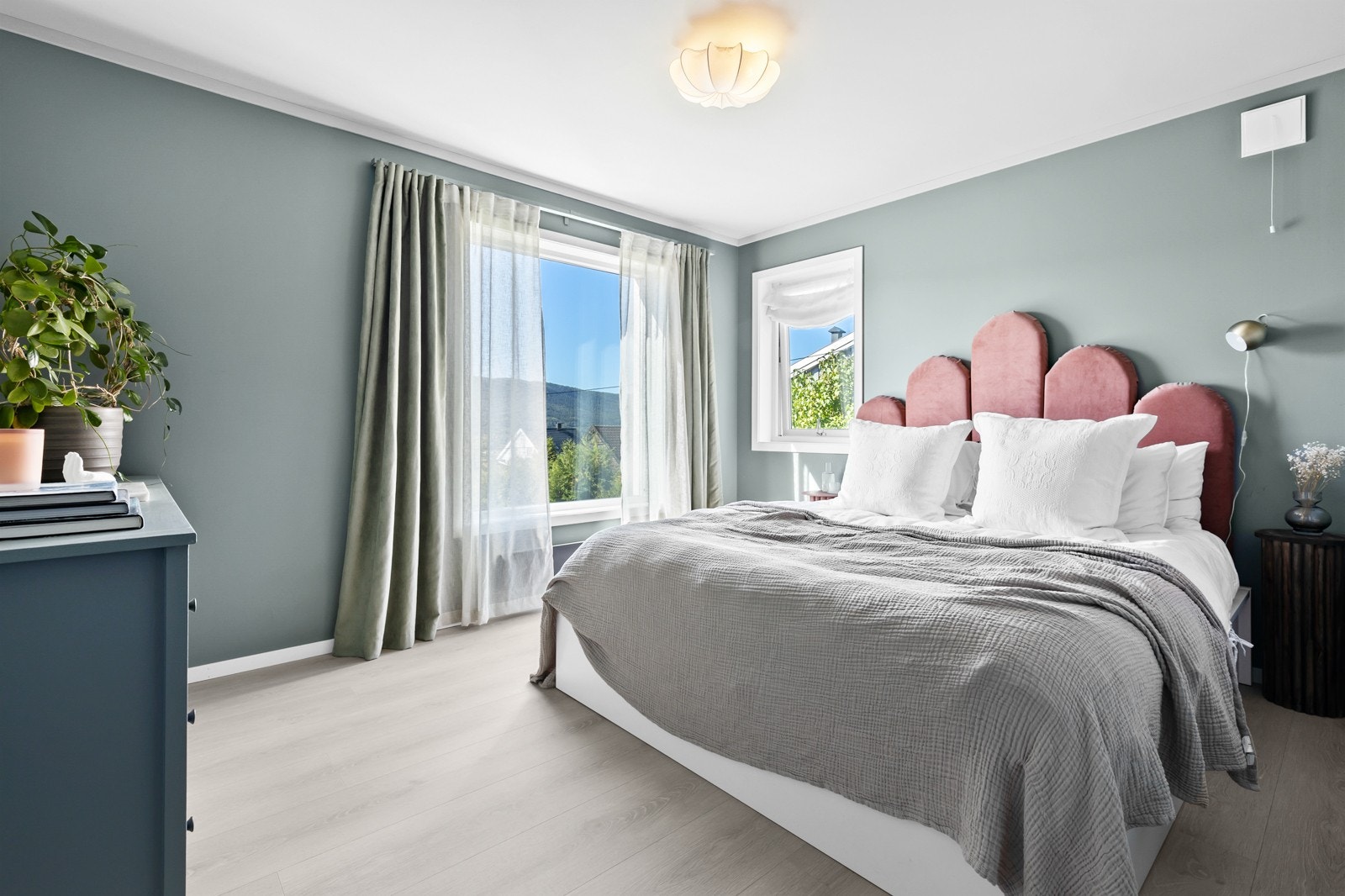 Stort hovedsoverom med god plass til seng og gode lysforhold Galleribilde