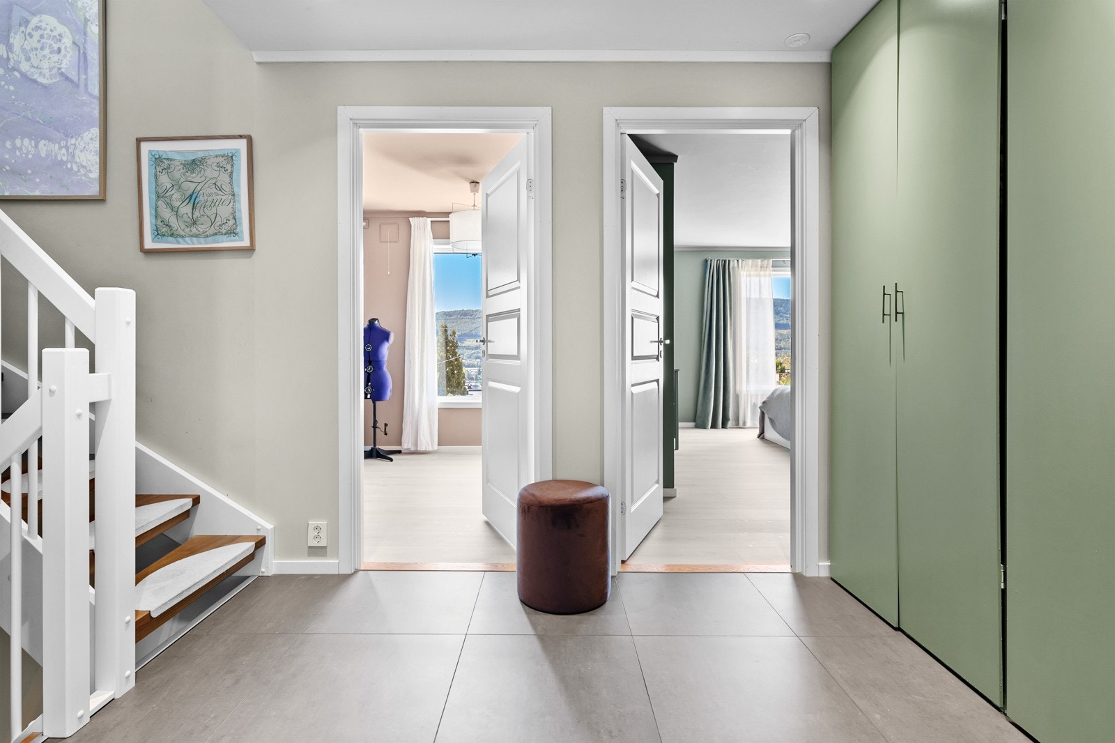 Romslig gang i 1.
etg med stort garderobeskap Galleribilde