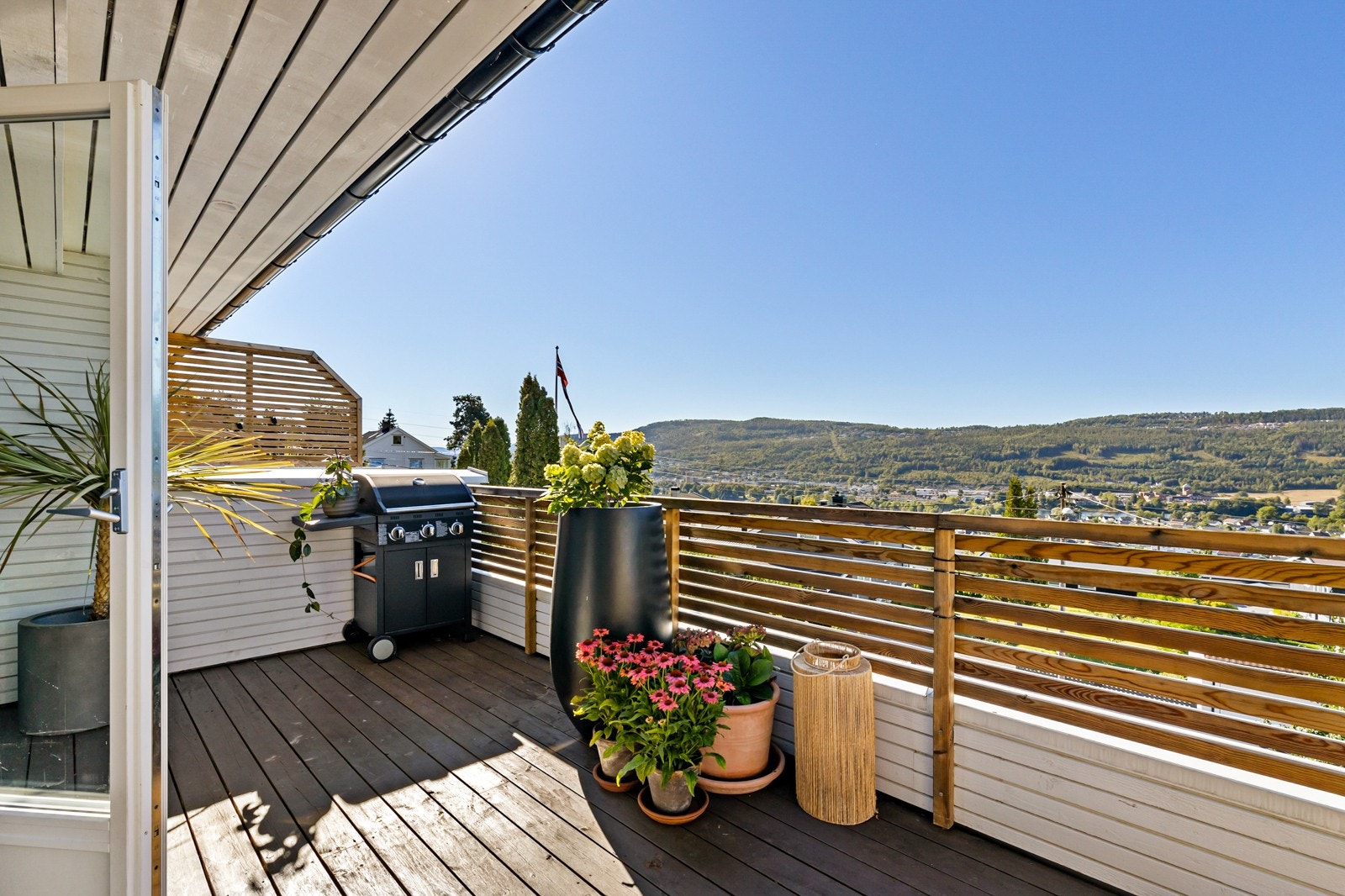 Vidstrakt utsikt over hele dalen og svært gode solforhold fra morgen til kveld Galleribilde