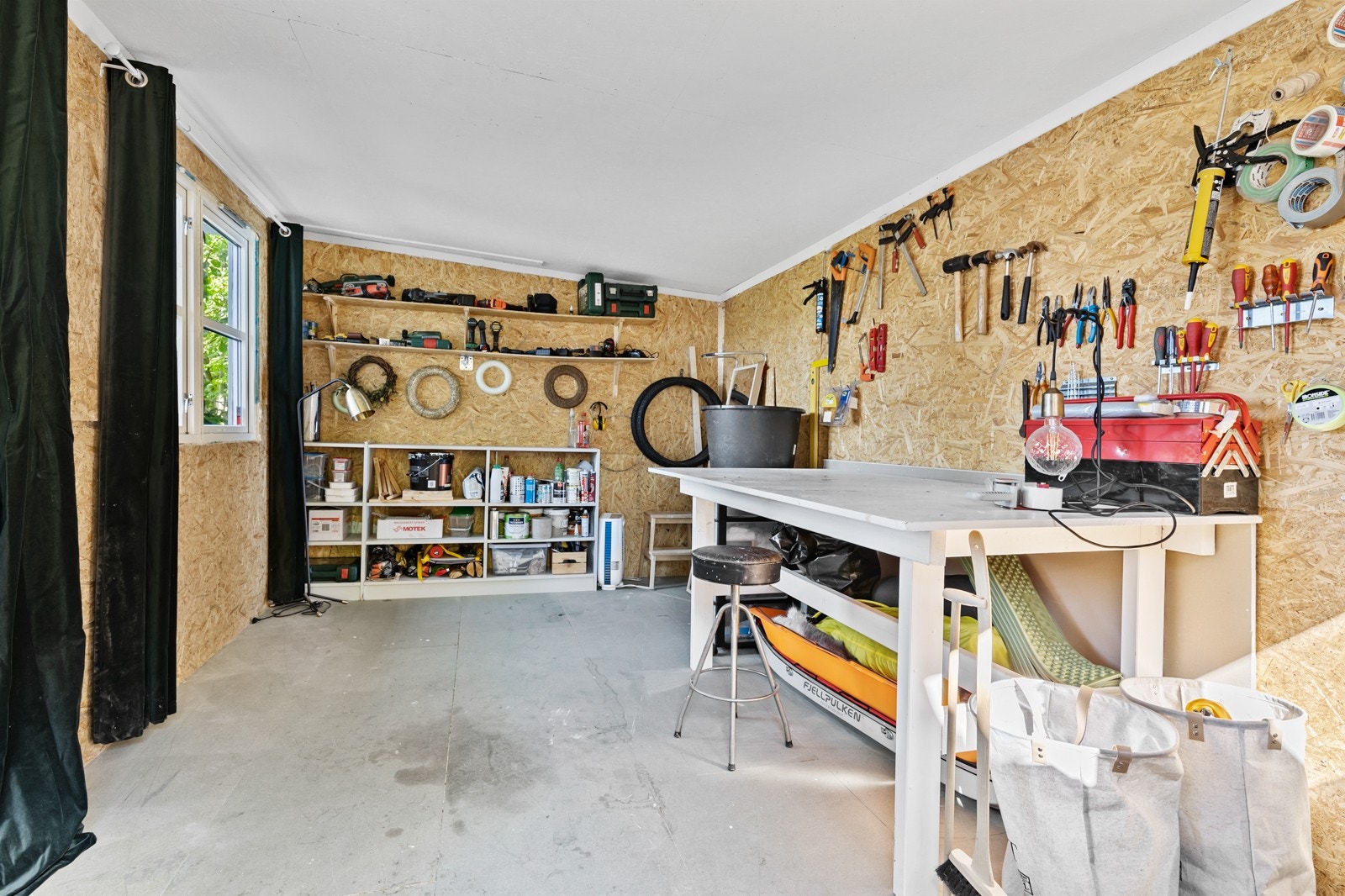 Isolert, frittstående bod med innlagt strøm Galleribilde