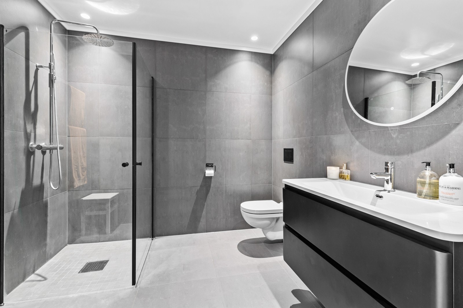 Romslig og pent flislagt bad i 1. etg Galleribilde