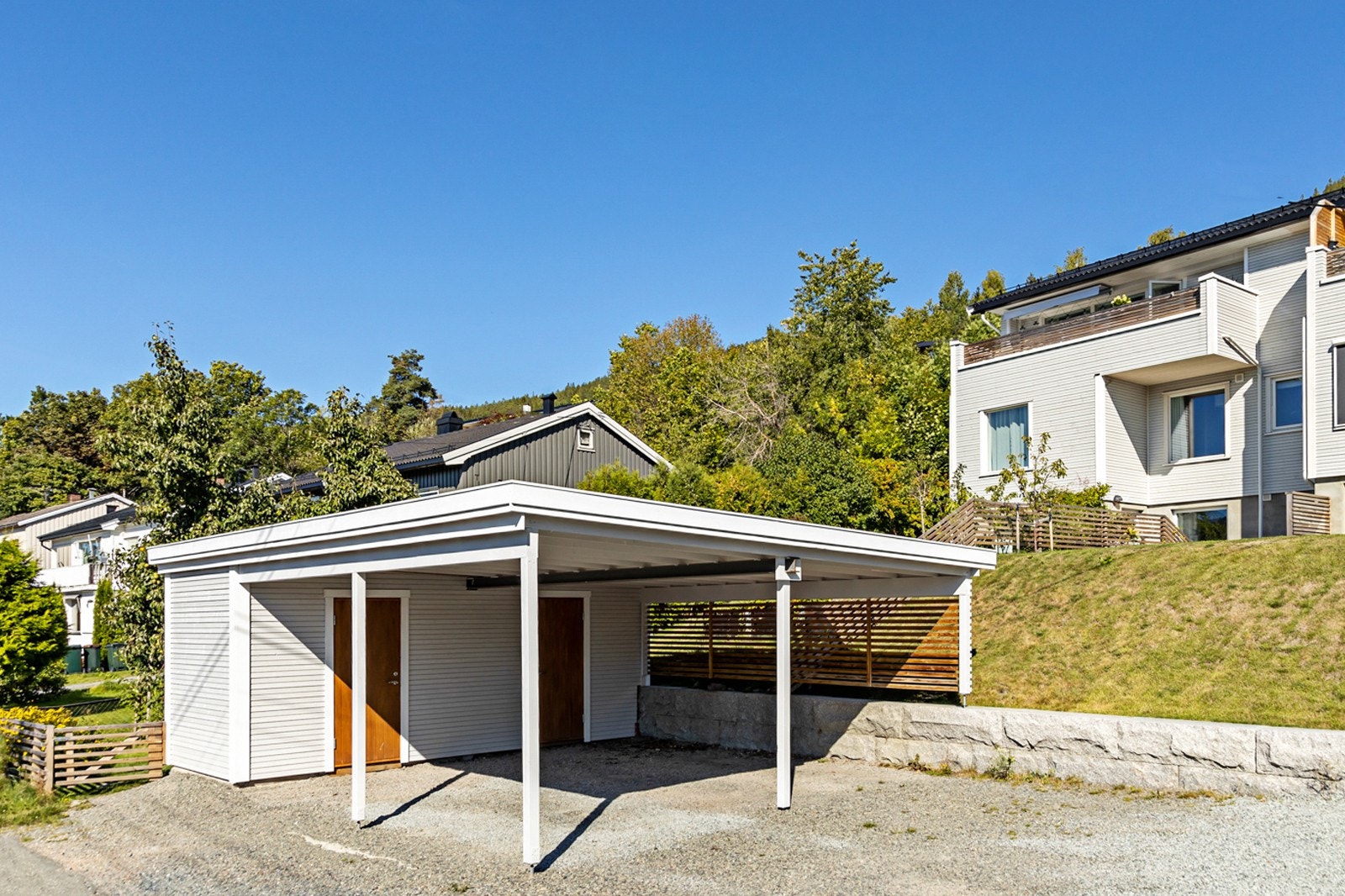 Boligen disponerer carport, biloppstillingsplass og sportsbod Galleribilde