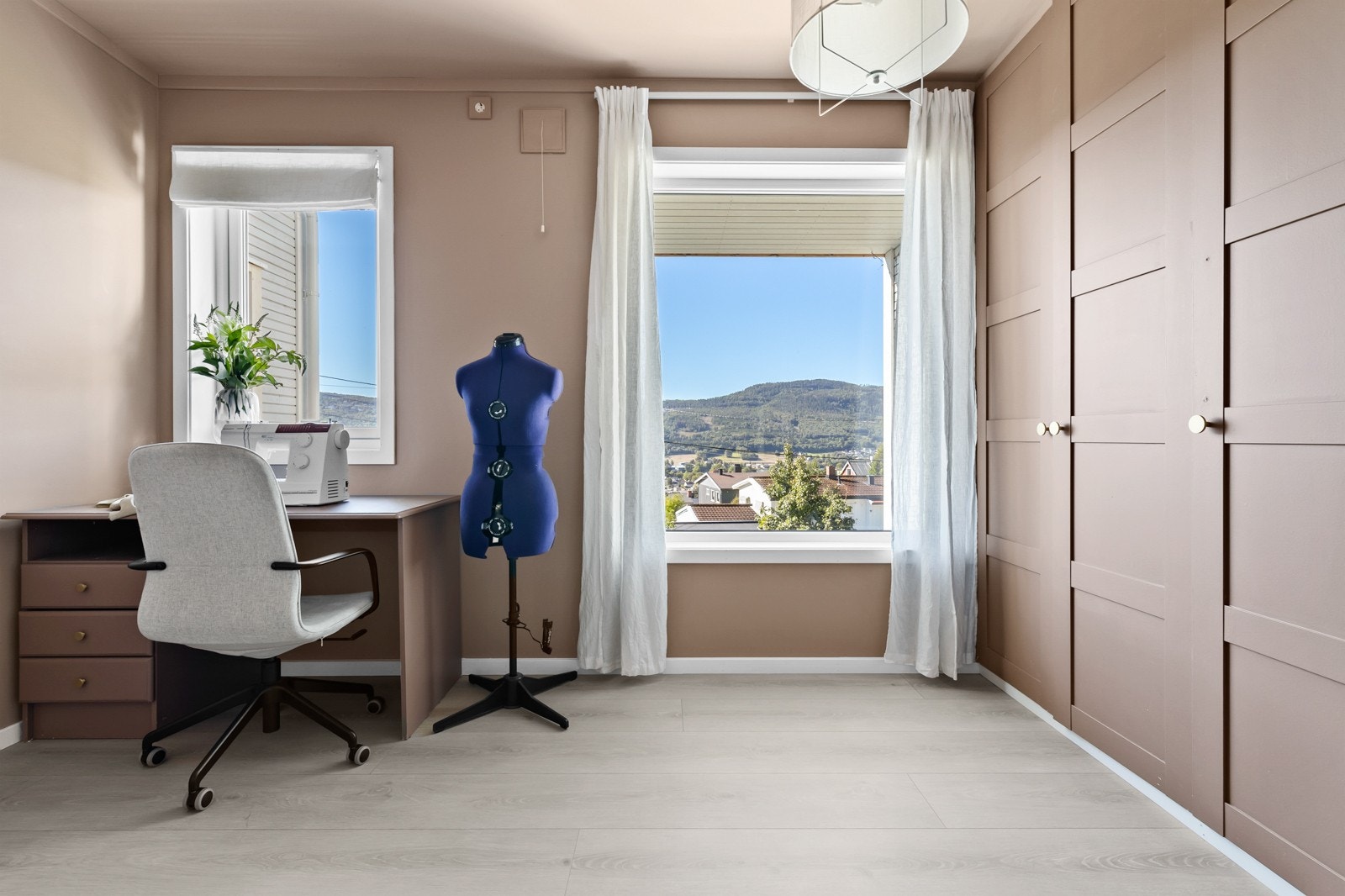 Det minste soverommet er også av god størrelse, og har innebygget garderobeskap Galleribilde