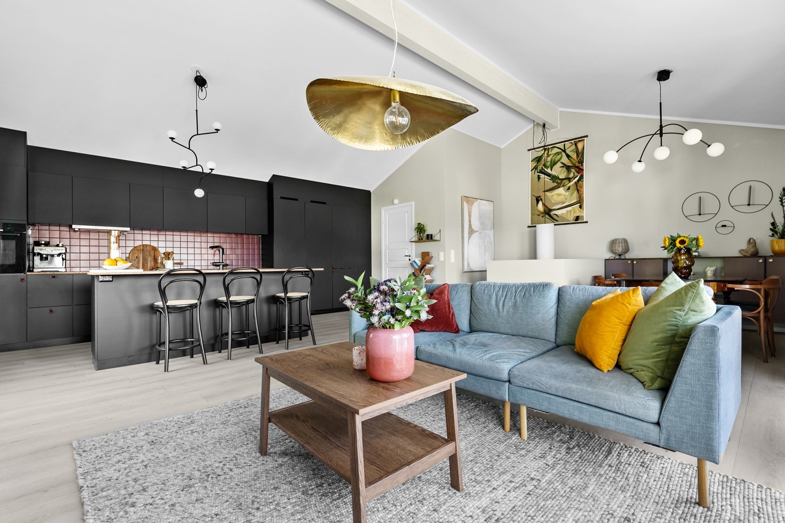 Stor og åpen stue/kjøkkenløsning med god takhøyde Galleribilde