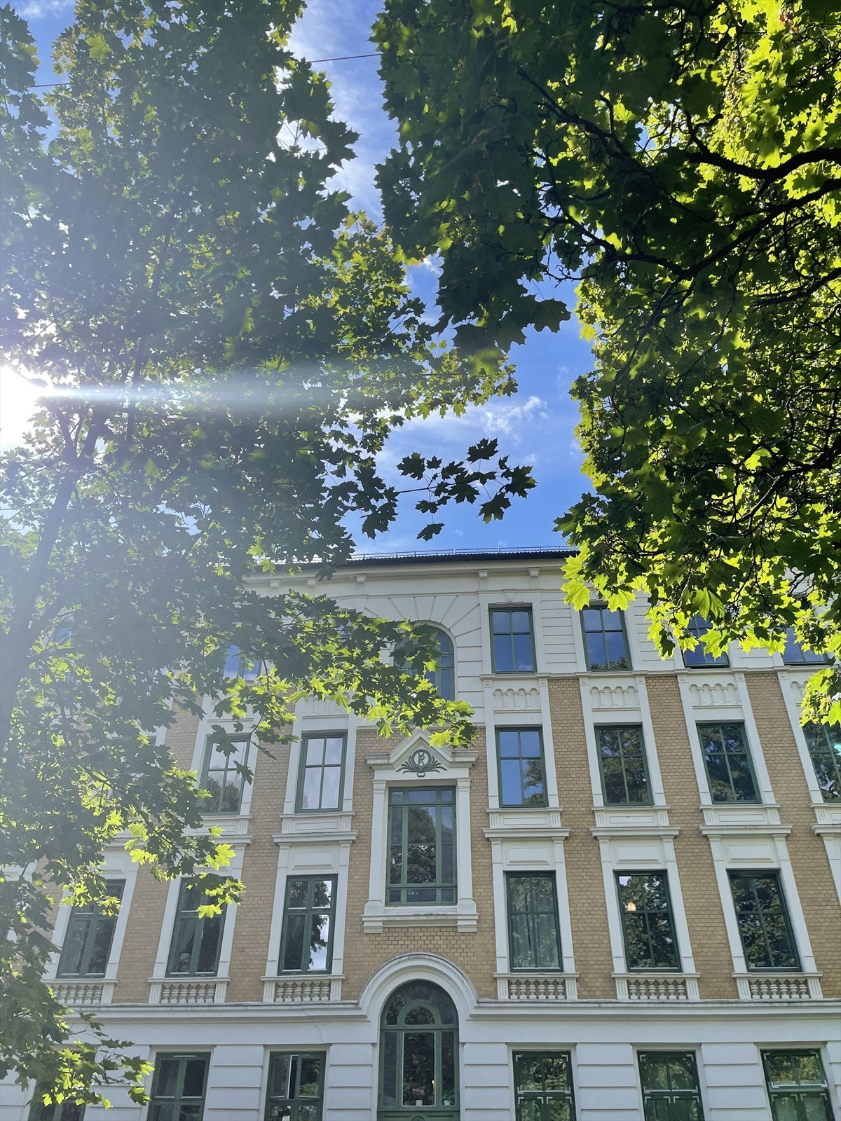 Leiligheten er beliggende i bygårdens 3. etasje i denne klassiske bygården. Galleribilde