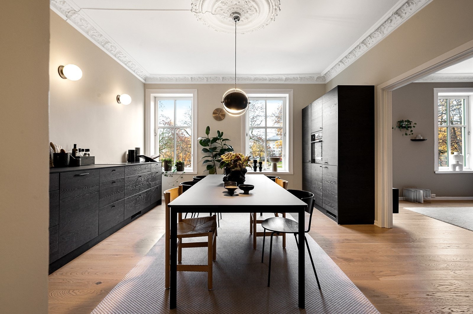 Delvis åpen og eksklusiv kjøkkenløsning fra KVIK (2021) med god plass til stor spisegruppe. Galleribilde