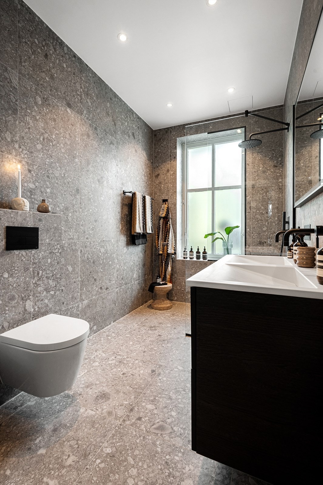 Lekkert bad totalrenovert i 2021 med varmekabler i de eksklusive Italienske keramiske flisene. Galleribilde