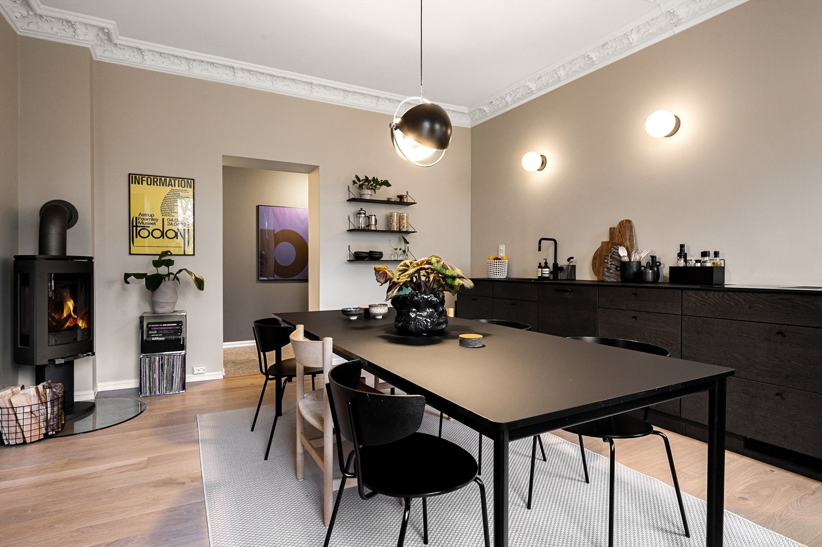 Kjøkkenet har utførelse i mørkbeiset eikefiner. Galleribilde