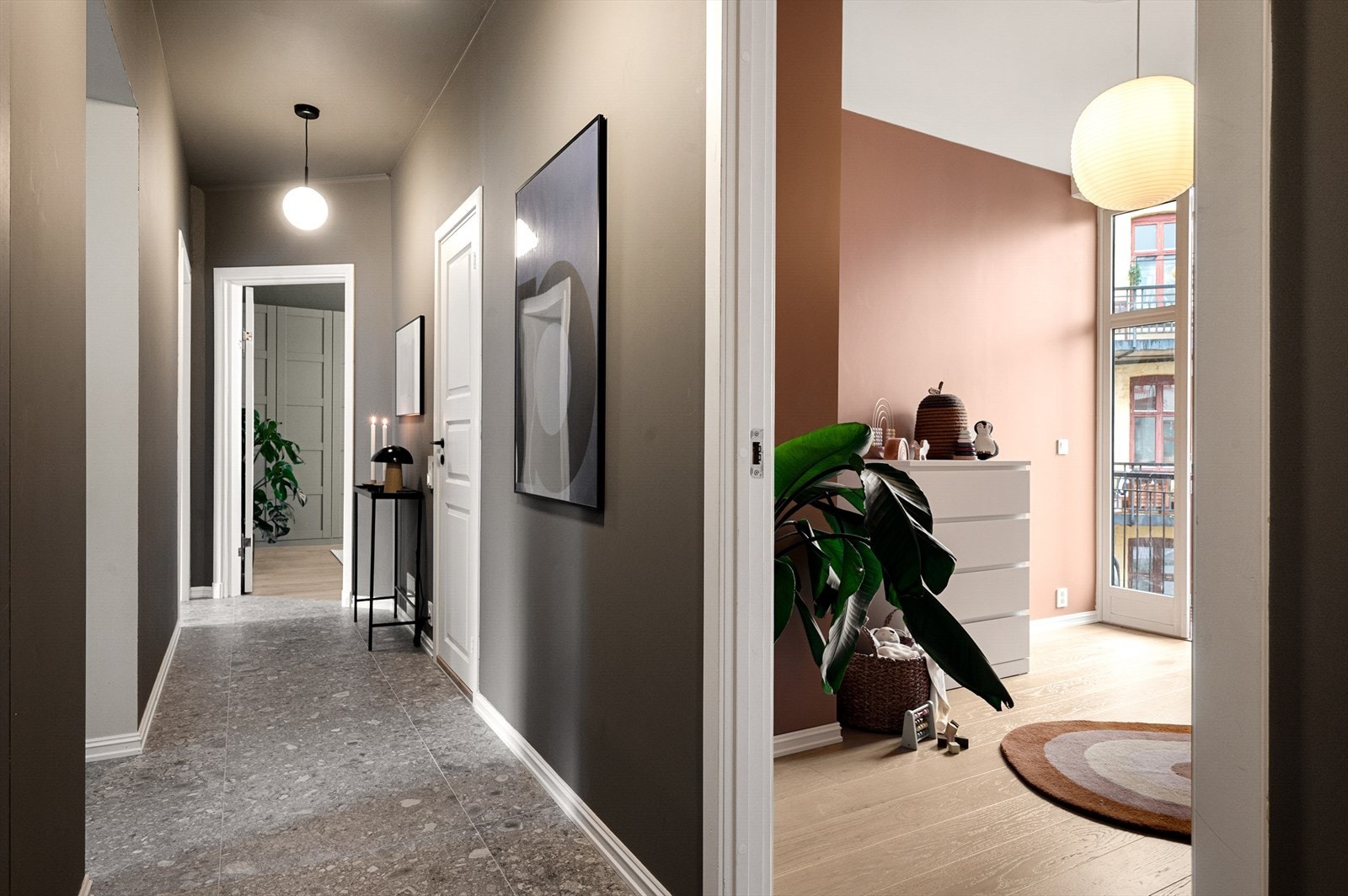 Svært eksklusiv entré - flislagt gulv med varmekabler. Galleribilde