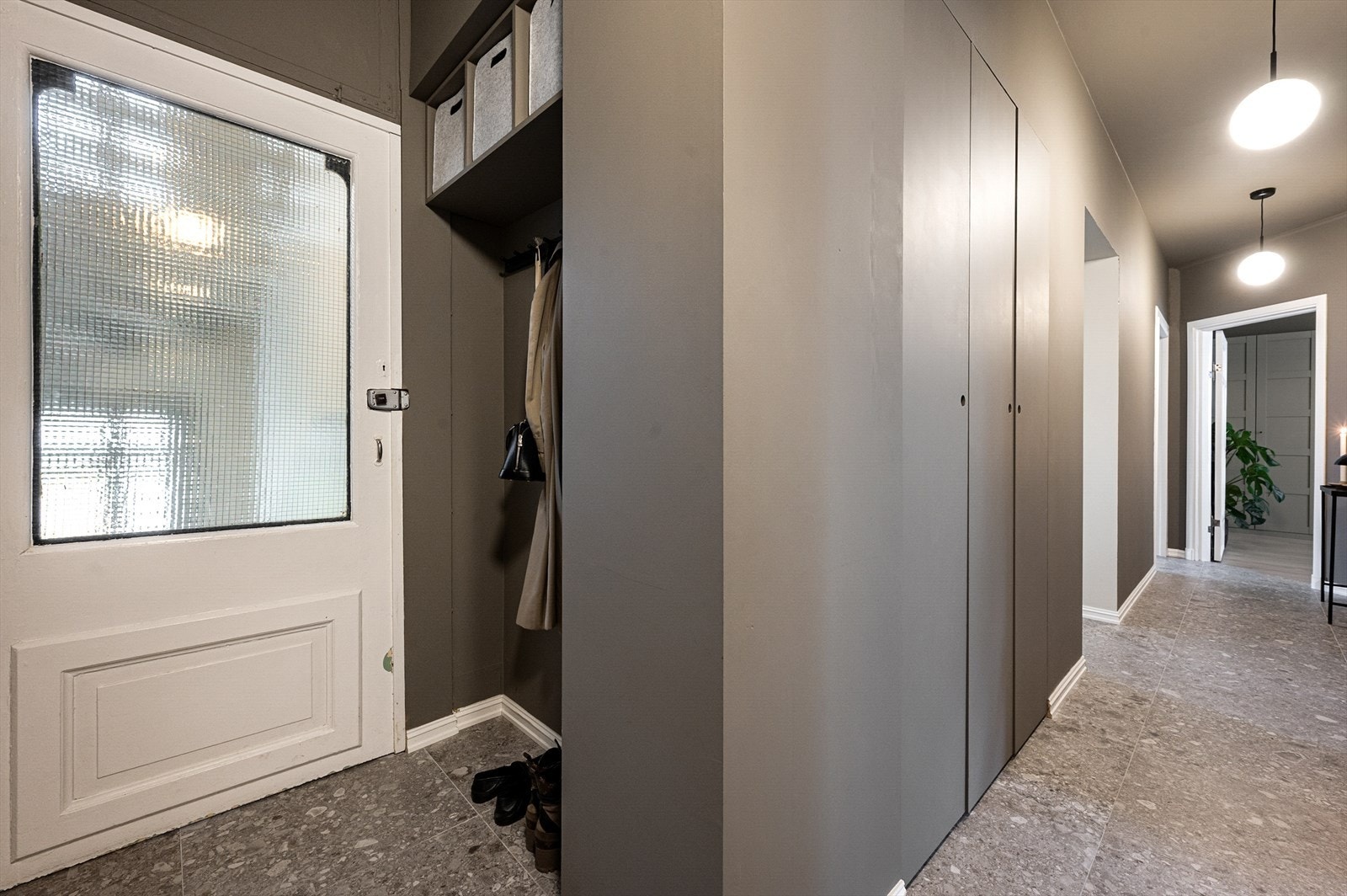 Velkommen inn! Praktisk innebygget skap i entré. God plass til å sette fra seg sko og henge fra seg jakker. Galleribilde
