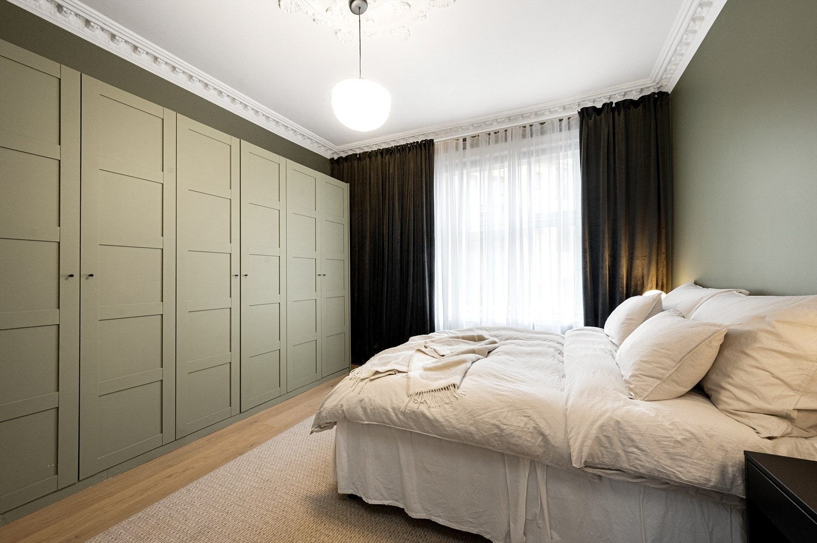 Stort garderobeskap med lekker profilering som står i stil med resten av leiligheten. Galleribilde