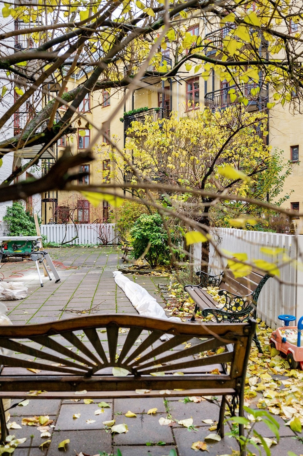 Bakgård. Galleribilde