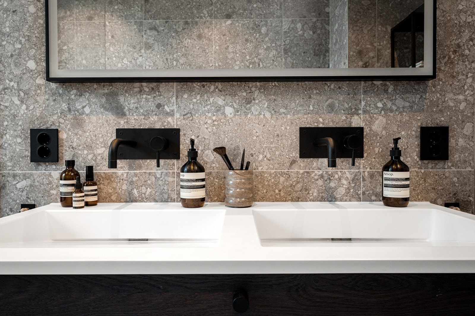 Dobbelvask med sort armatur fra Tapwelll. Galleribilde