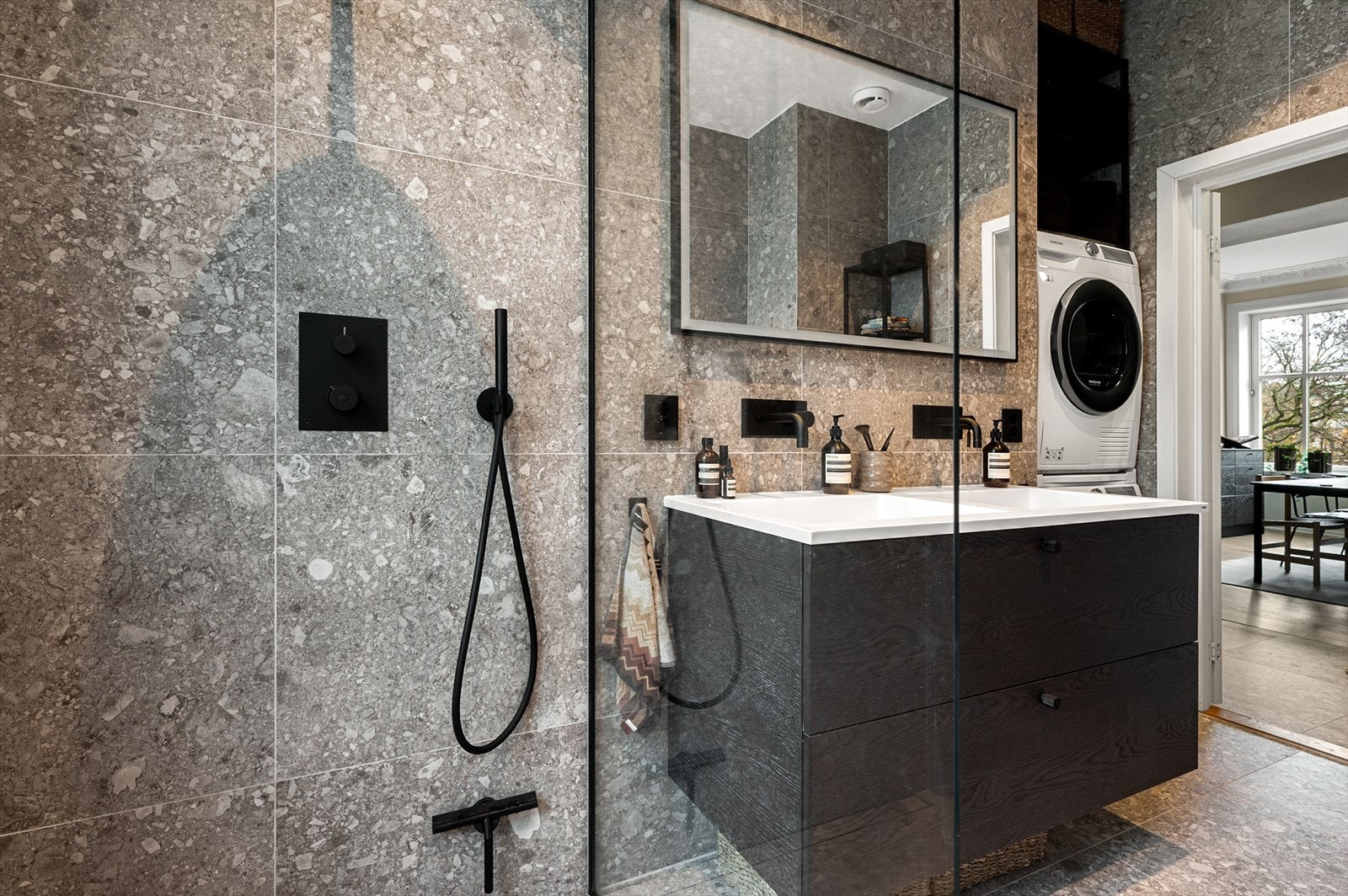 Egen nisje med plass til vaskemaskin og tørketrommel. Godt med oppbevaringsplass over. Galleribilde