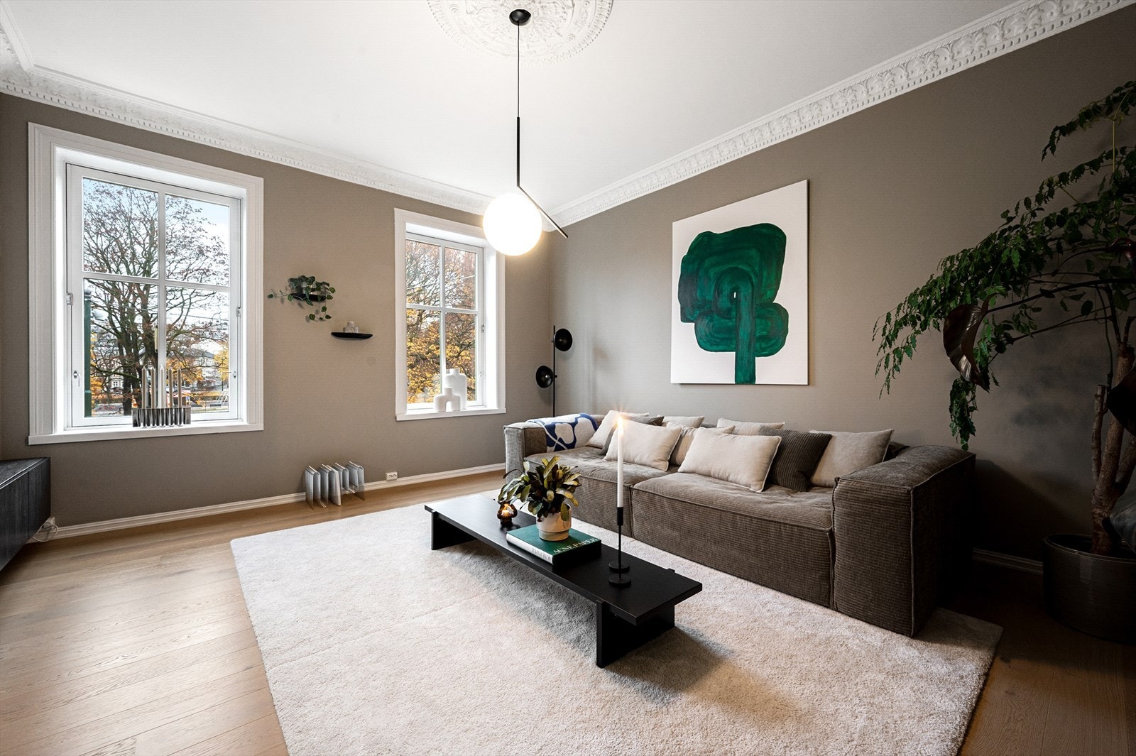 Leiligheten er gjennomgående, har store vindusflater og oppholdsrom er vendt mot frodig park. Galleribilde