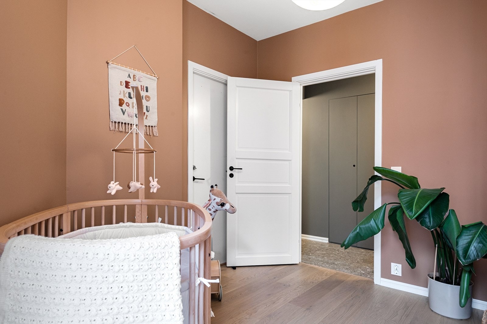 Soverom 2 vender også mot bakgård. Egen bakinngang leder til varmtvannsbereder som er plassert i privat trappebod. Galleribilde