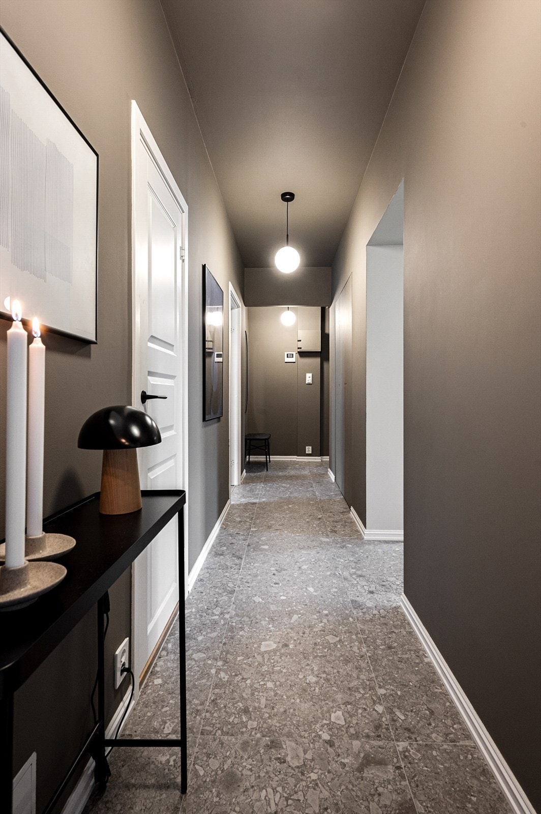 Fra boligens hovedsoverom mot entré. Galleribilde