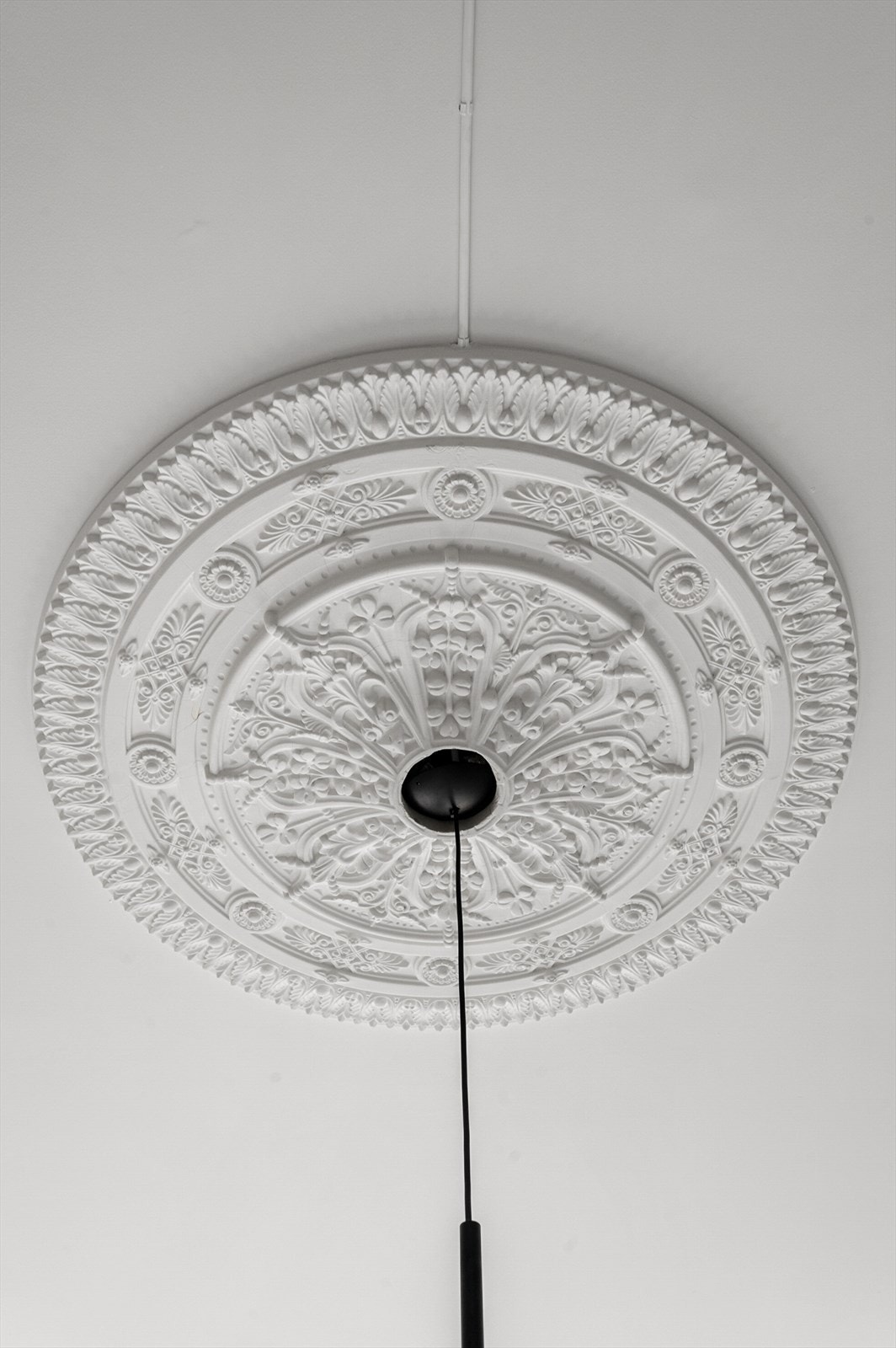 Stukkatur og rosett på kjøkken, i stuen og på hovedsoverom. Galleribilde