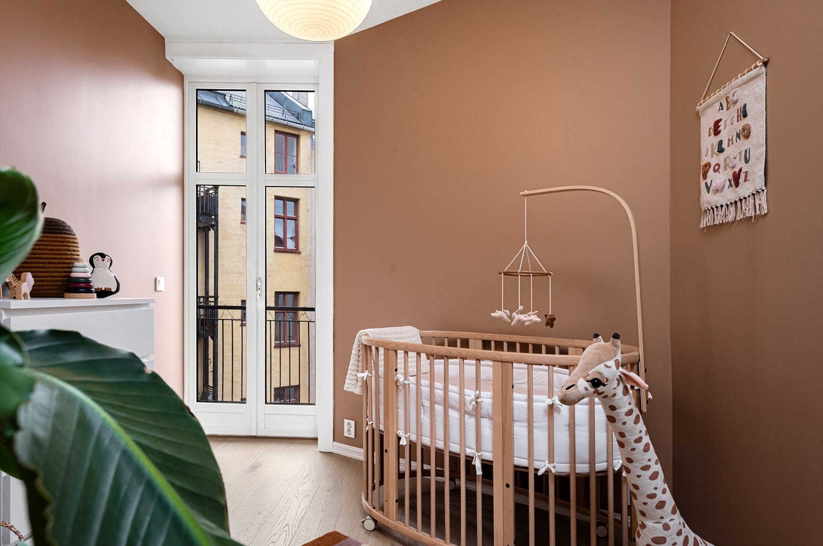 Soverom 2 passer ypperlig til barnerom/gjesterom/kontor. Utgang til balkong. Galleribilde