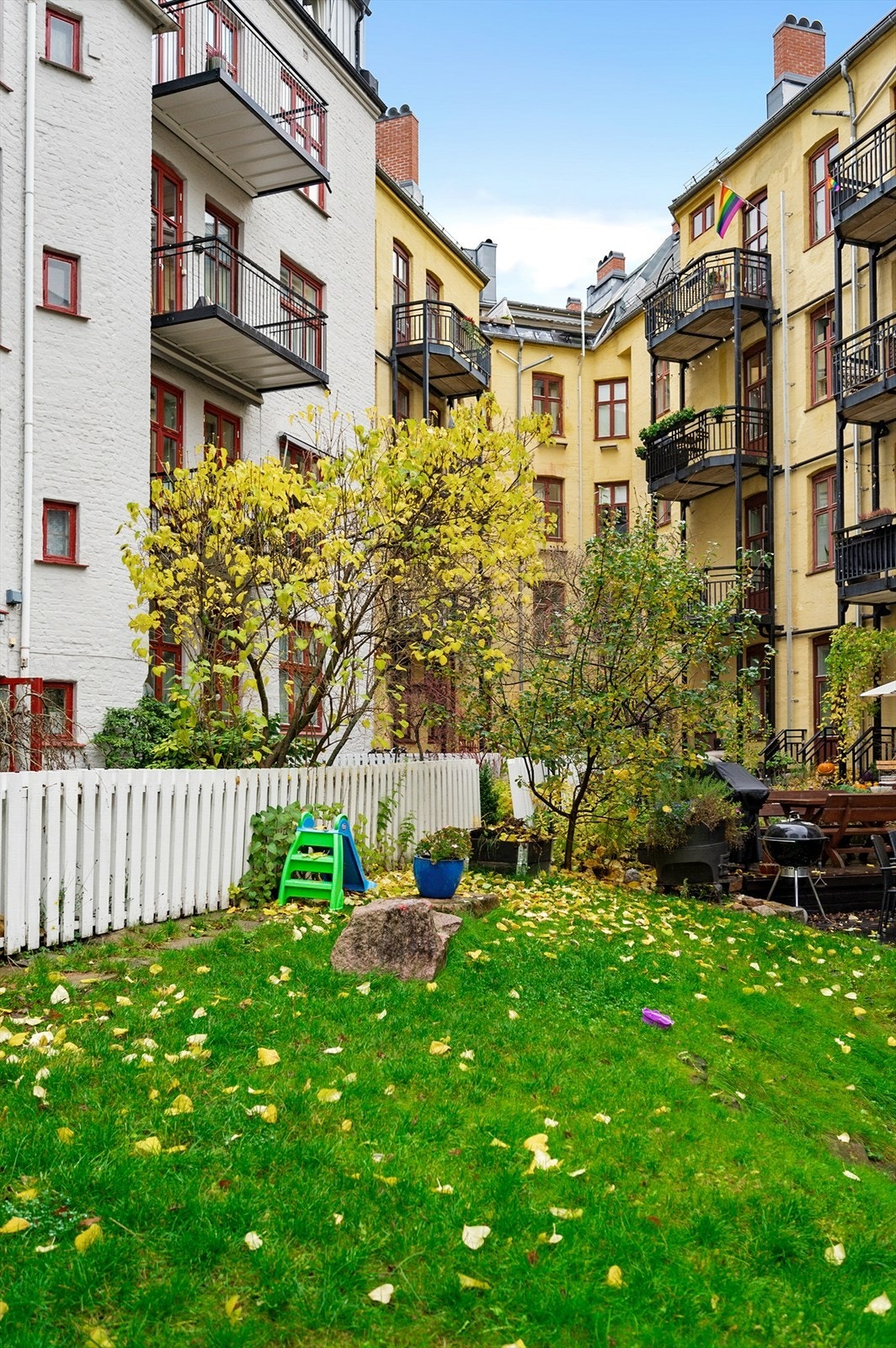 Bakgården er adskilt til forskjellige sameier. Galleribilde