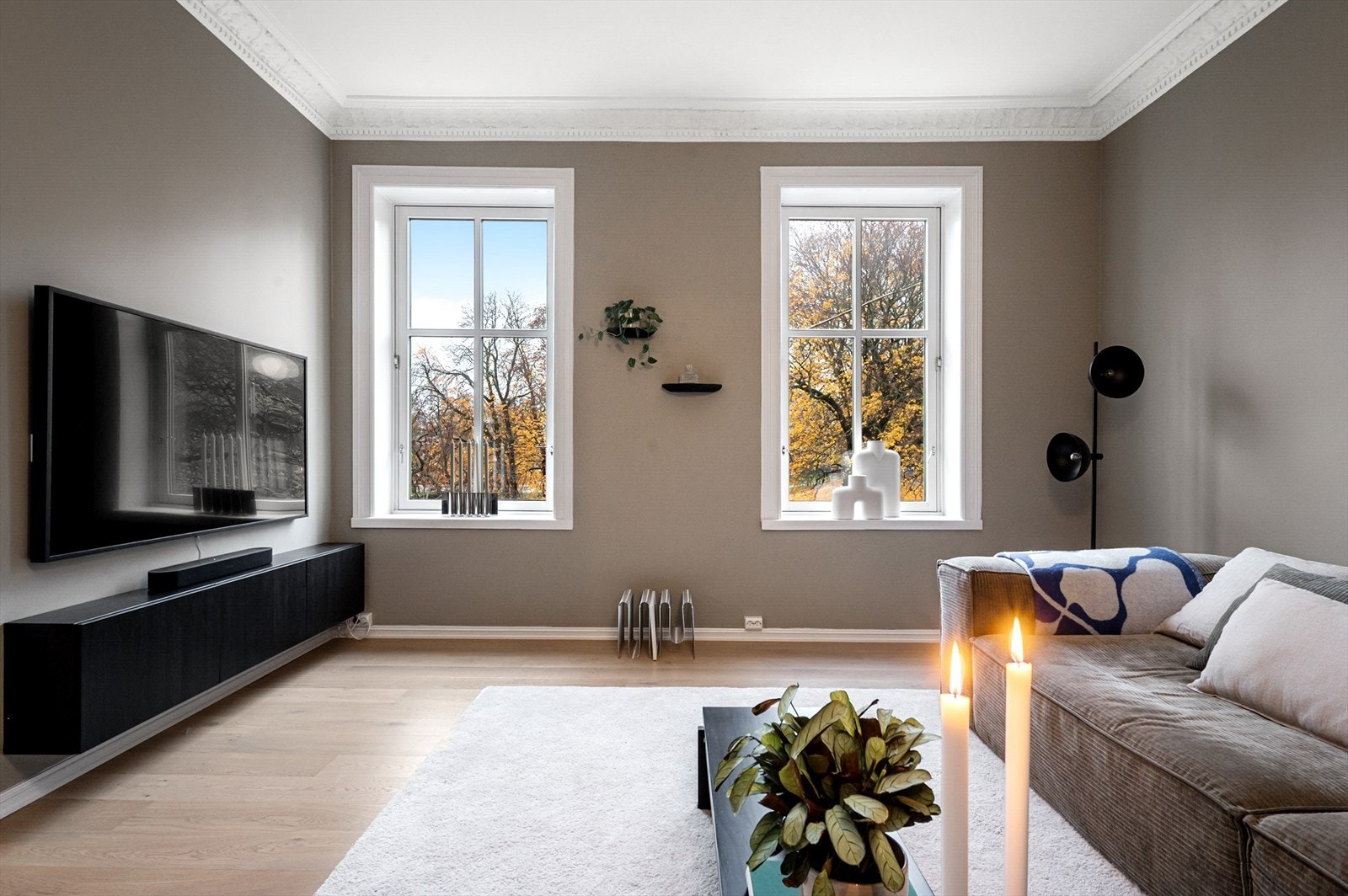 Svært god romfølelse med takhøyde på hele 3 meter. Galleribilde