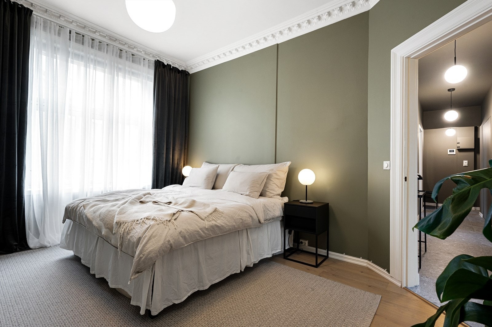 Soverom av generøs størrelse med god plass til dobbeltseng og nattbord på begge sider. Galleribilde