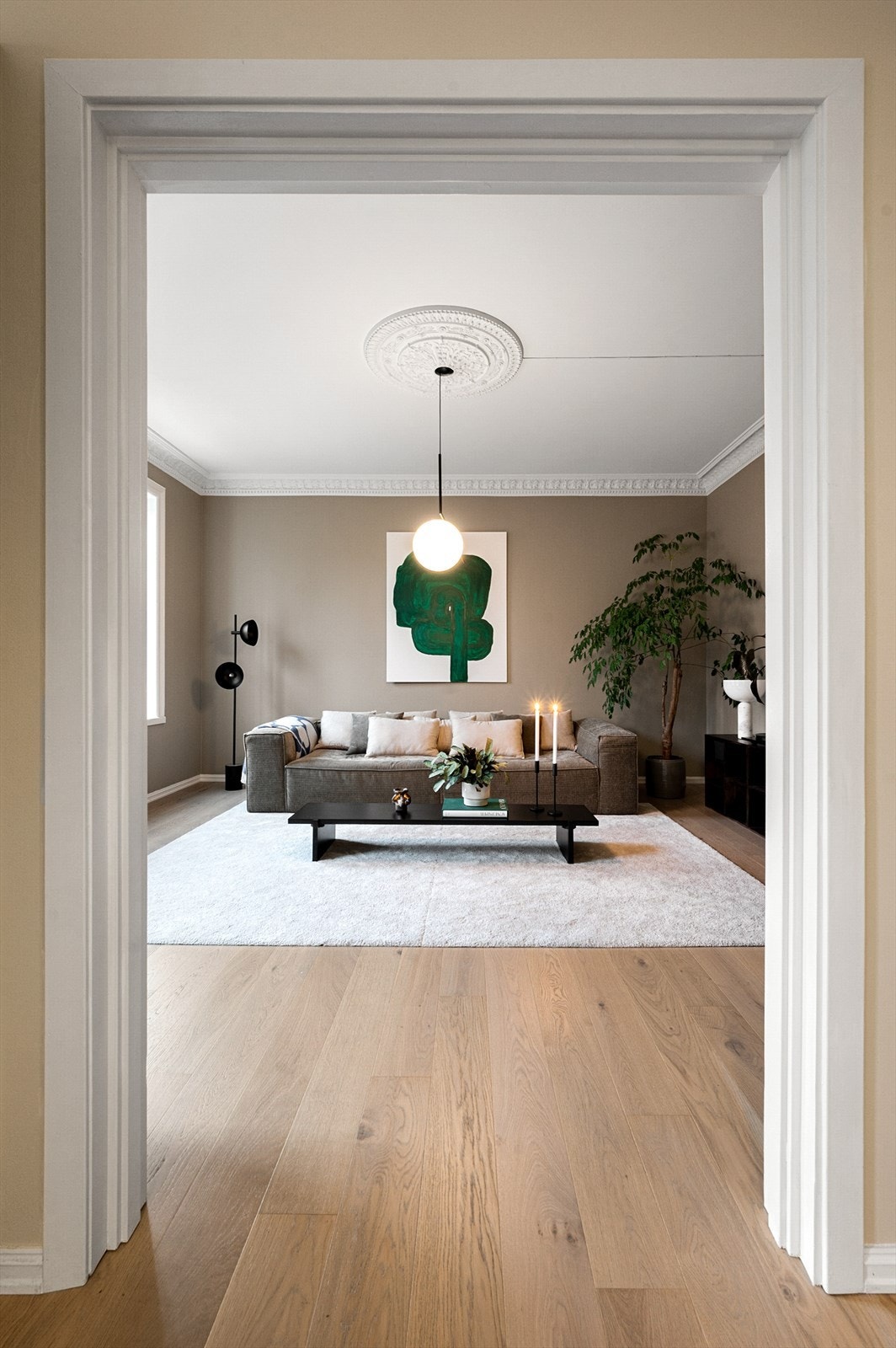 Fra kjøkkenet er det adkomst til stuen. Galleribilde