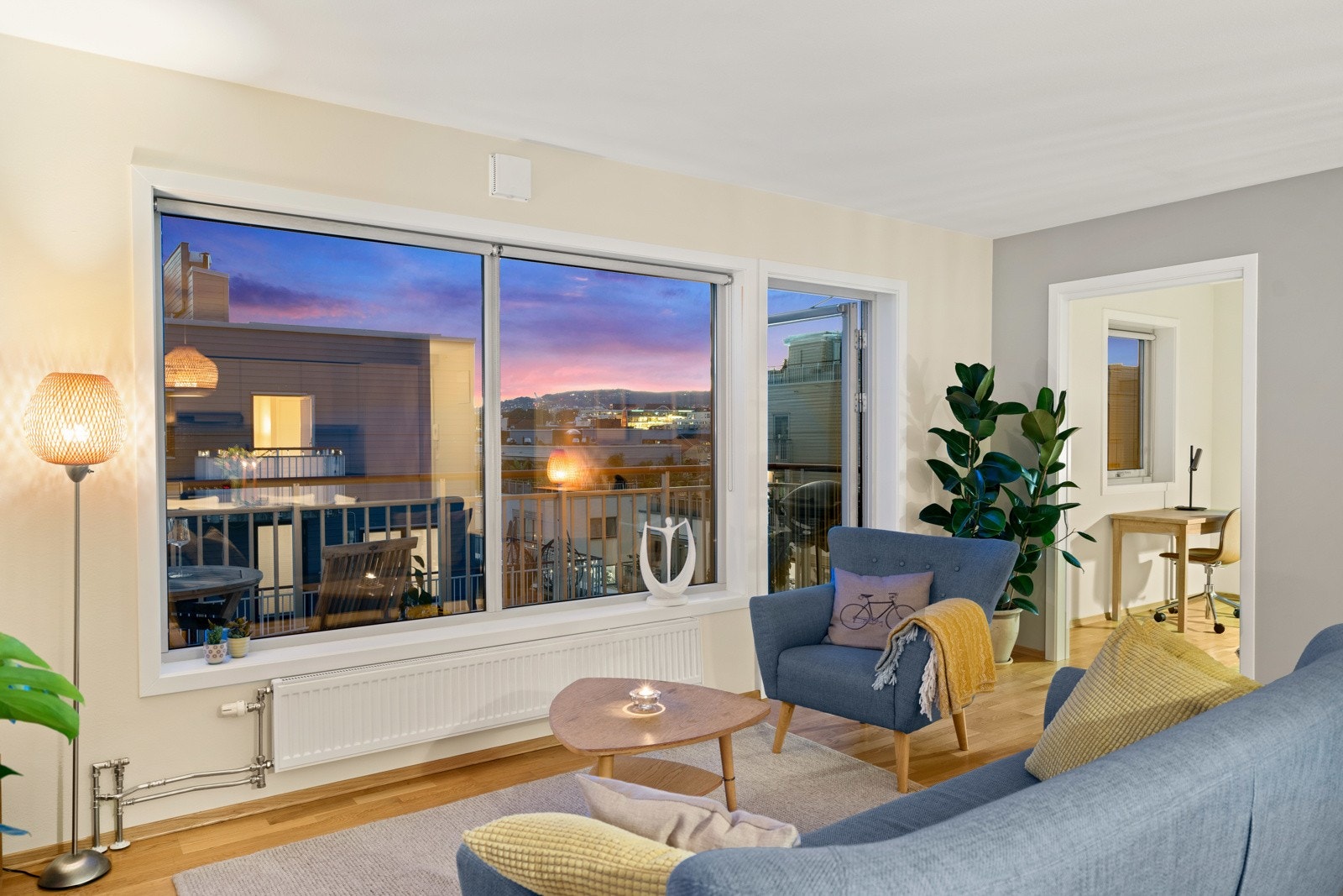 Fra stuen er det utgang til vestvendt balkong. Galleribilde