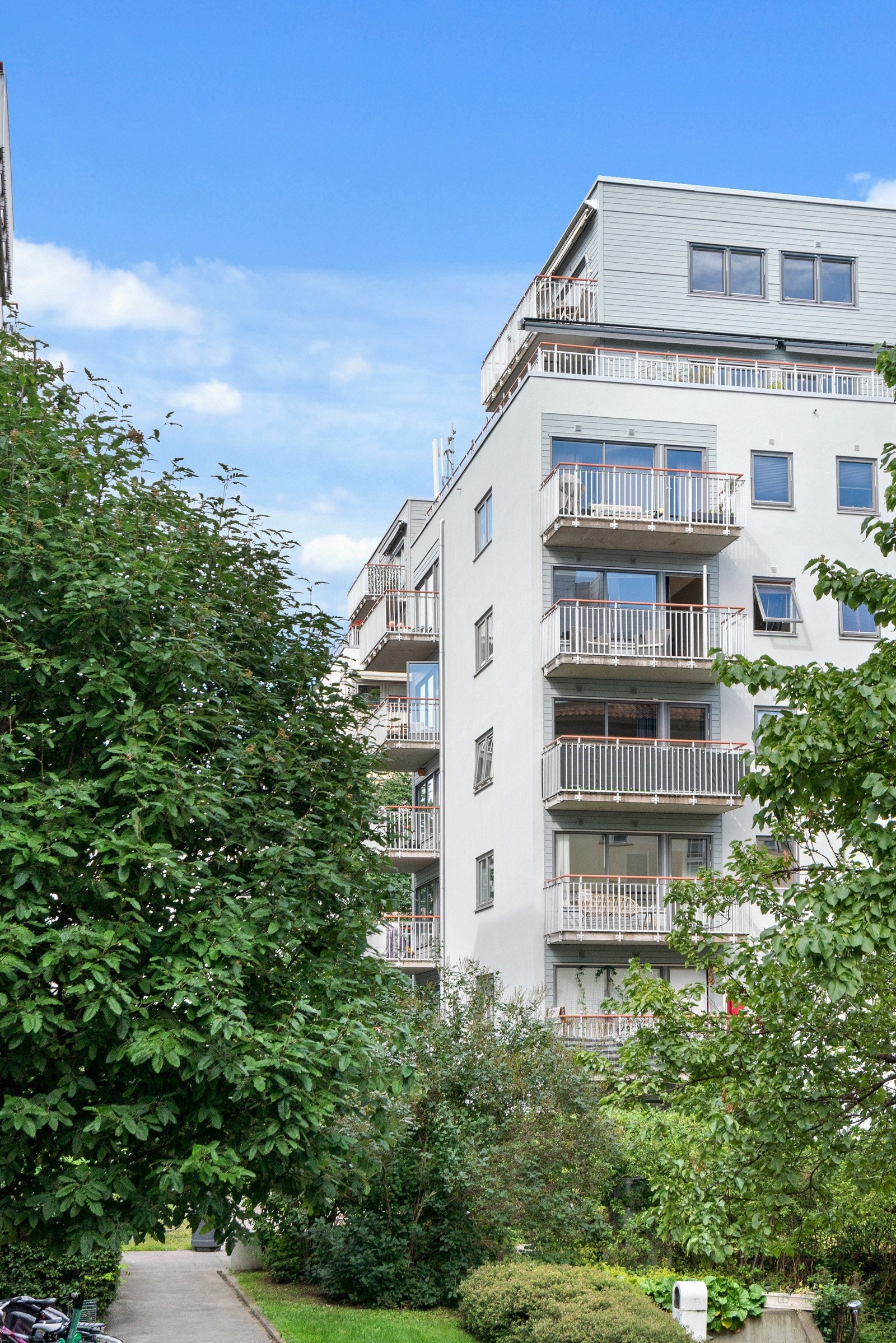 Eiendommen har opparbeidet og pen felles avlåst bakgård med asfalterte gangveier, plen med kantstein, hekk, busker og trær, benker og lekestativer. Galleribilde