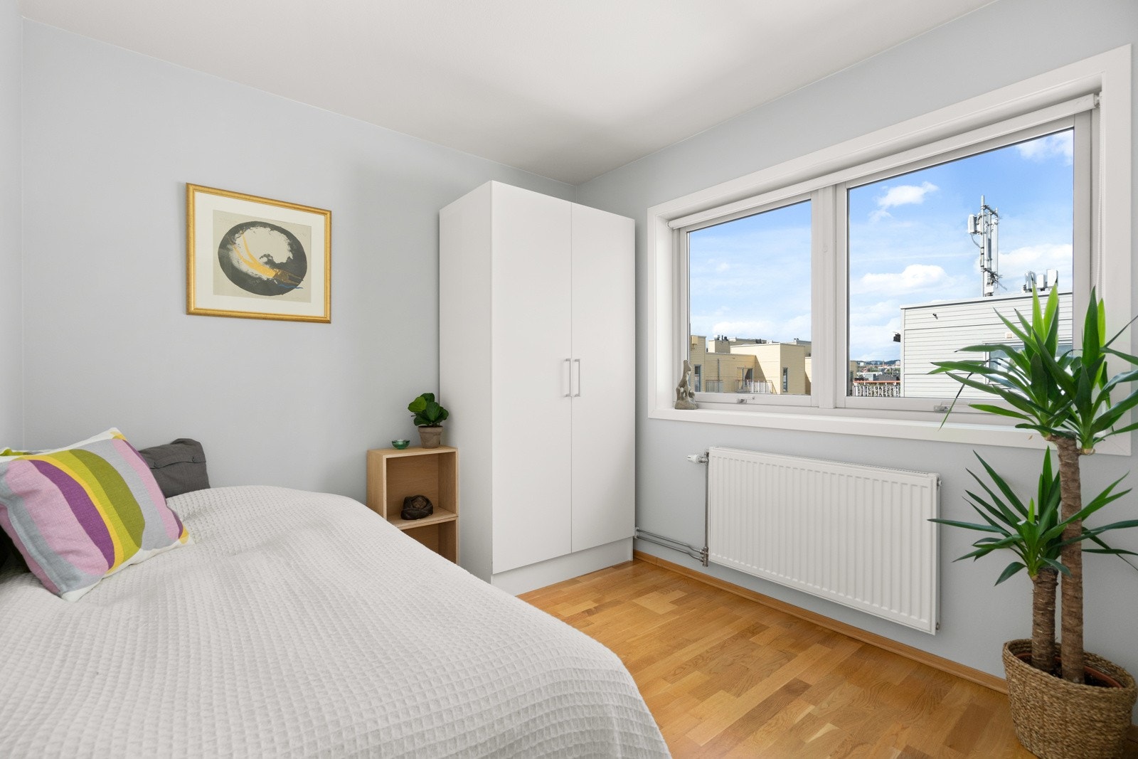 Soverom 3 har god skapplass og godt med lys. Kan alternativt også brukes som gjesterom, barnerom, kontor eller hva enn man skulle ønske. Galleribilde