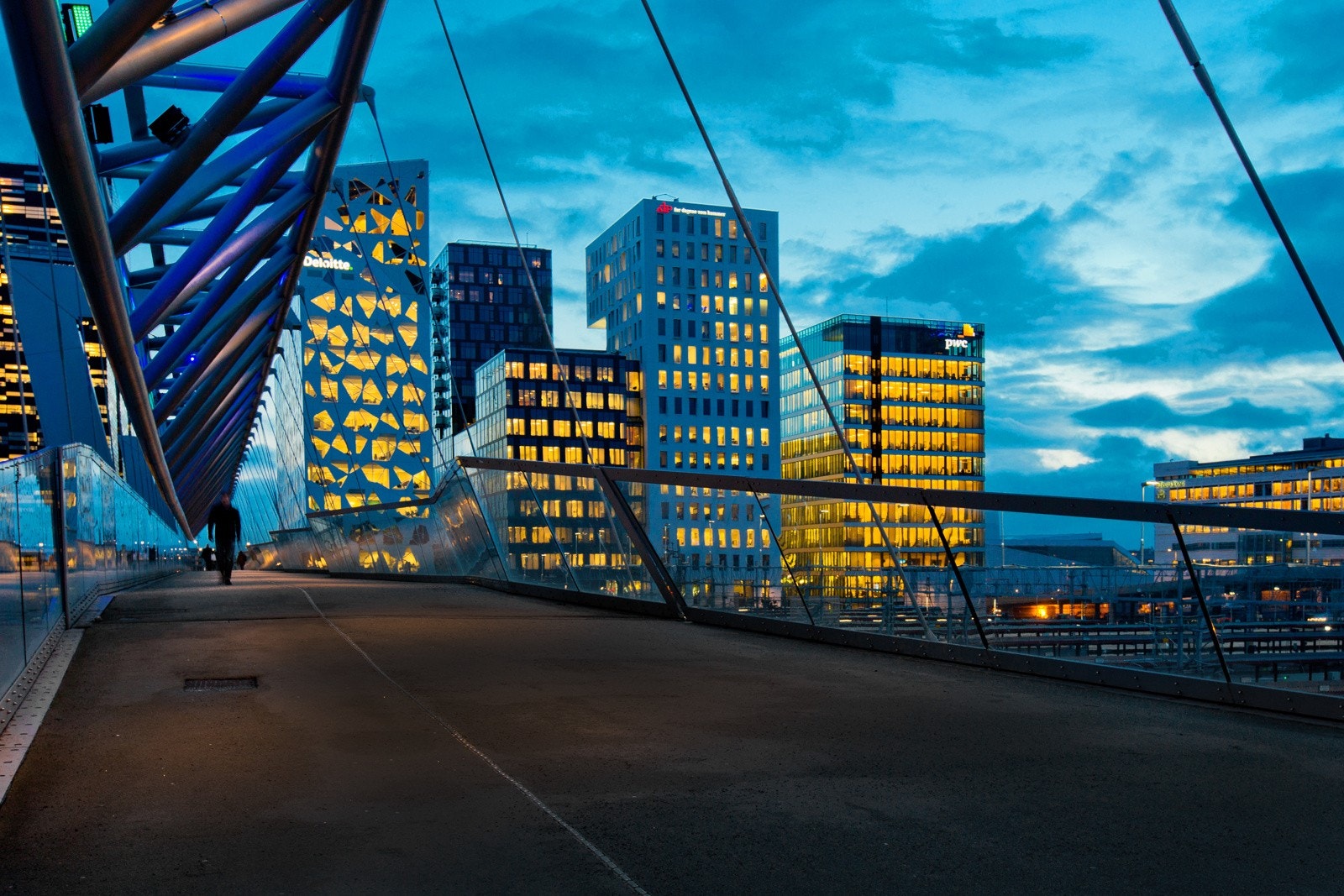 Nærområde - Gangbroen "Akrobaten" over til populære Bjørvika. Galleribilde