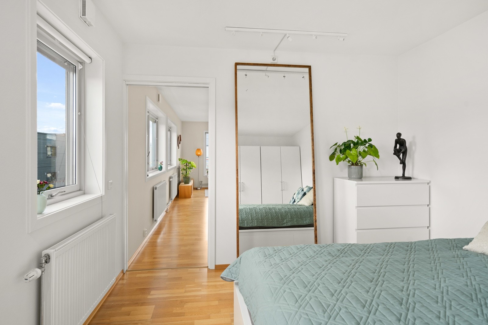 Stort hovedsoverom med god plass til dobbeltseng og tilhørende nattbord. Galleribilde