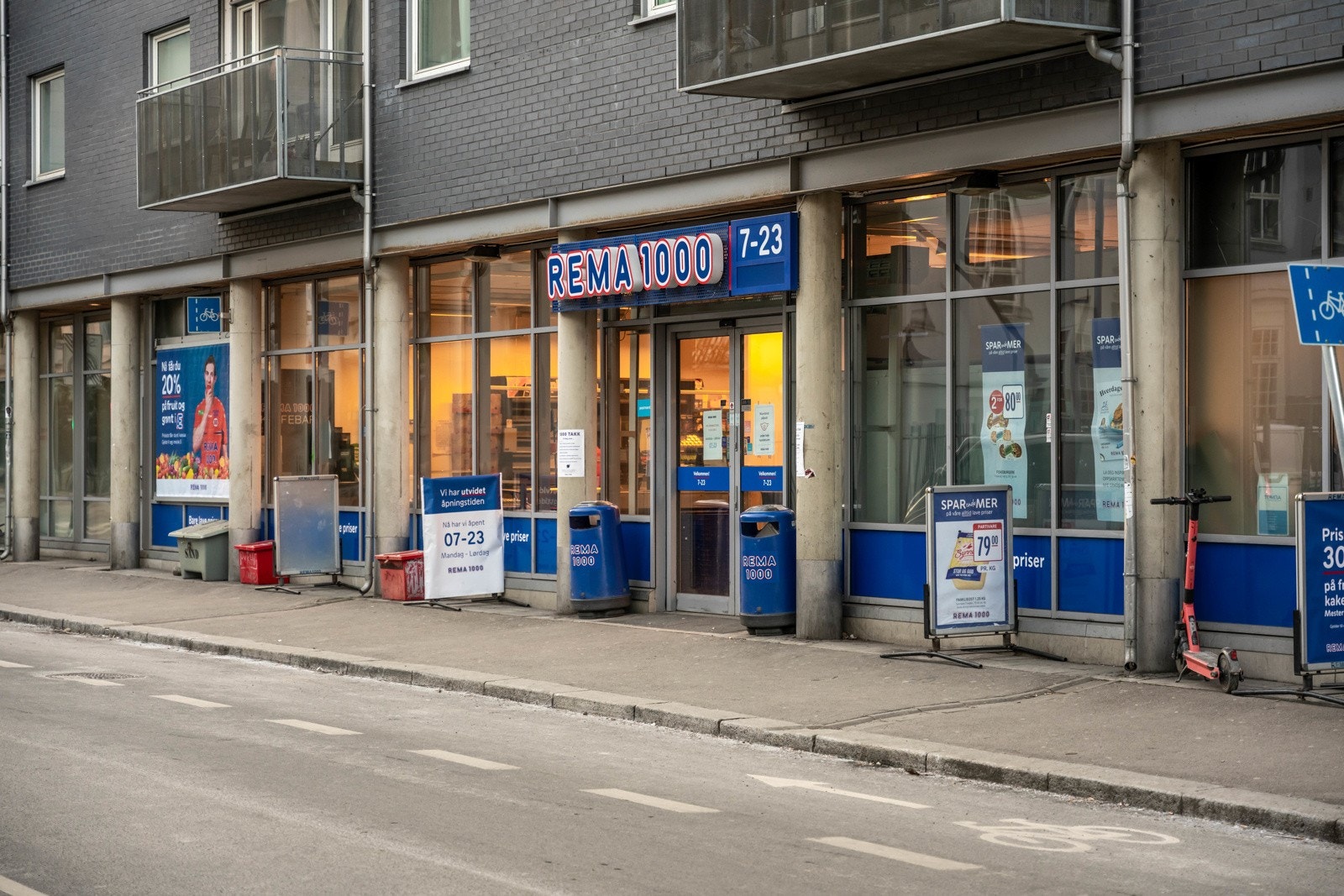 Nærområde - Rema 1000 ligger kun 100 meter fra leligheten. Galleribilde