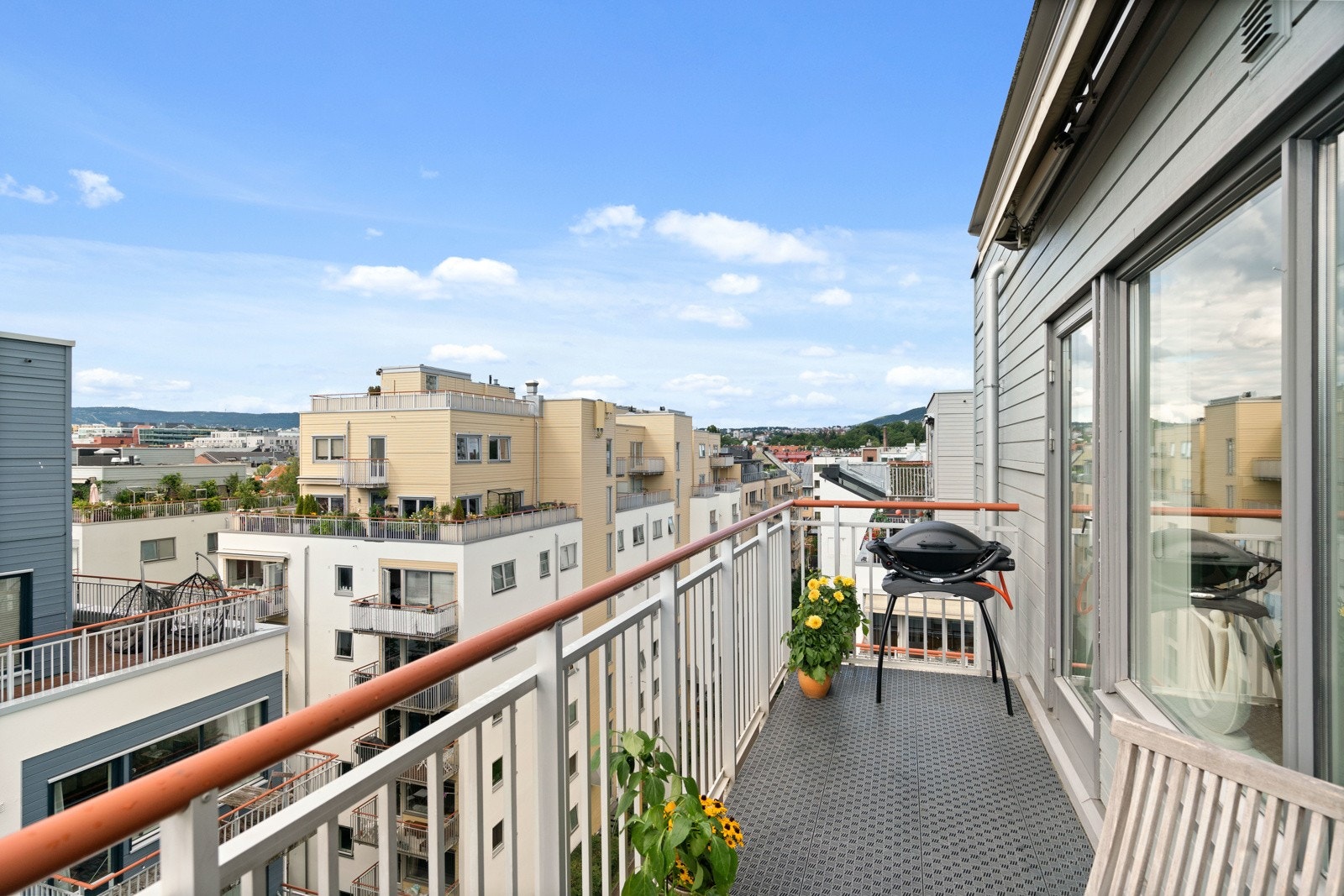 Balkongen har et areal på 7,5 kvm. Lov med grill på balkong. Galleribilde