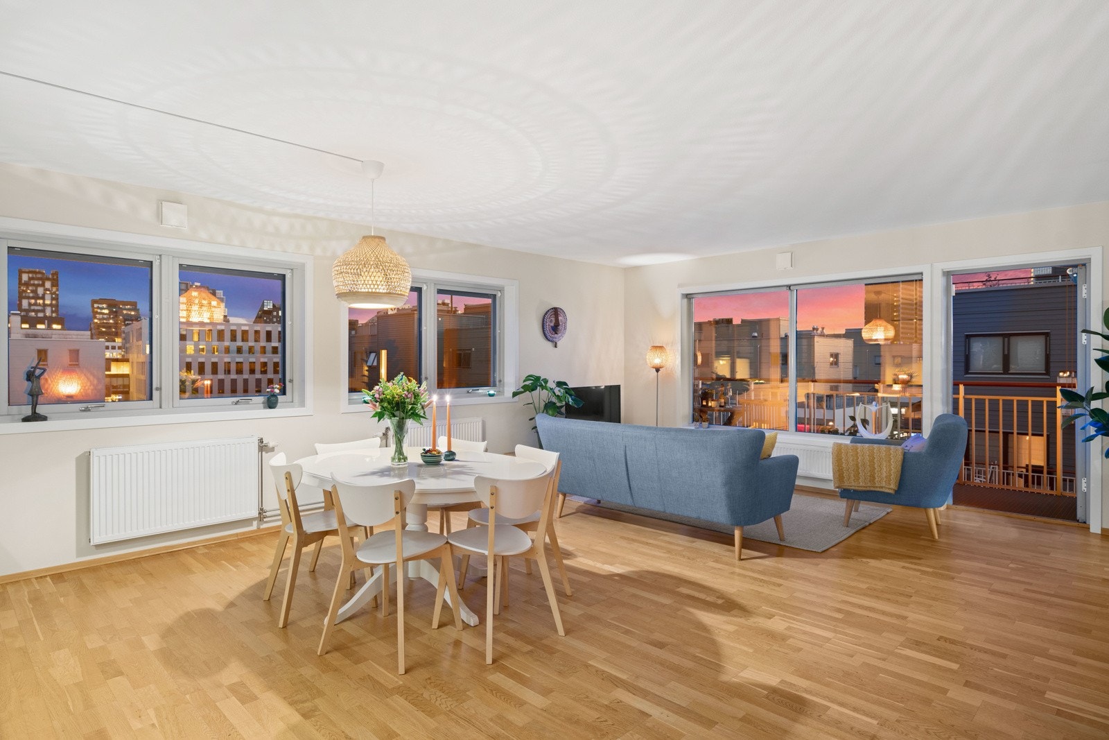 Svært romslig stue med god plass til stort spisebord, sofagruppe og tilhørende mediemøblement. Galleribilde