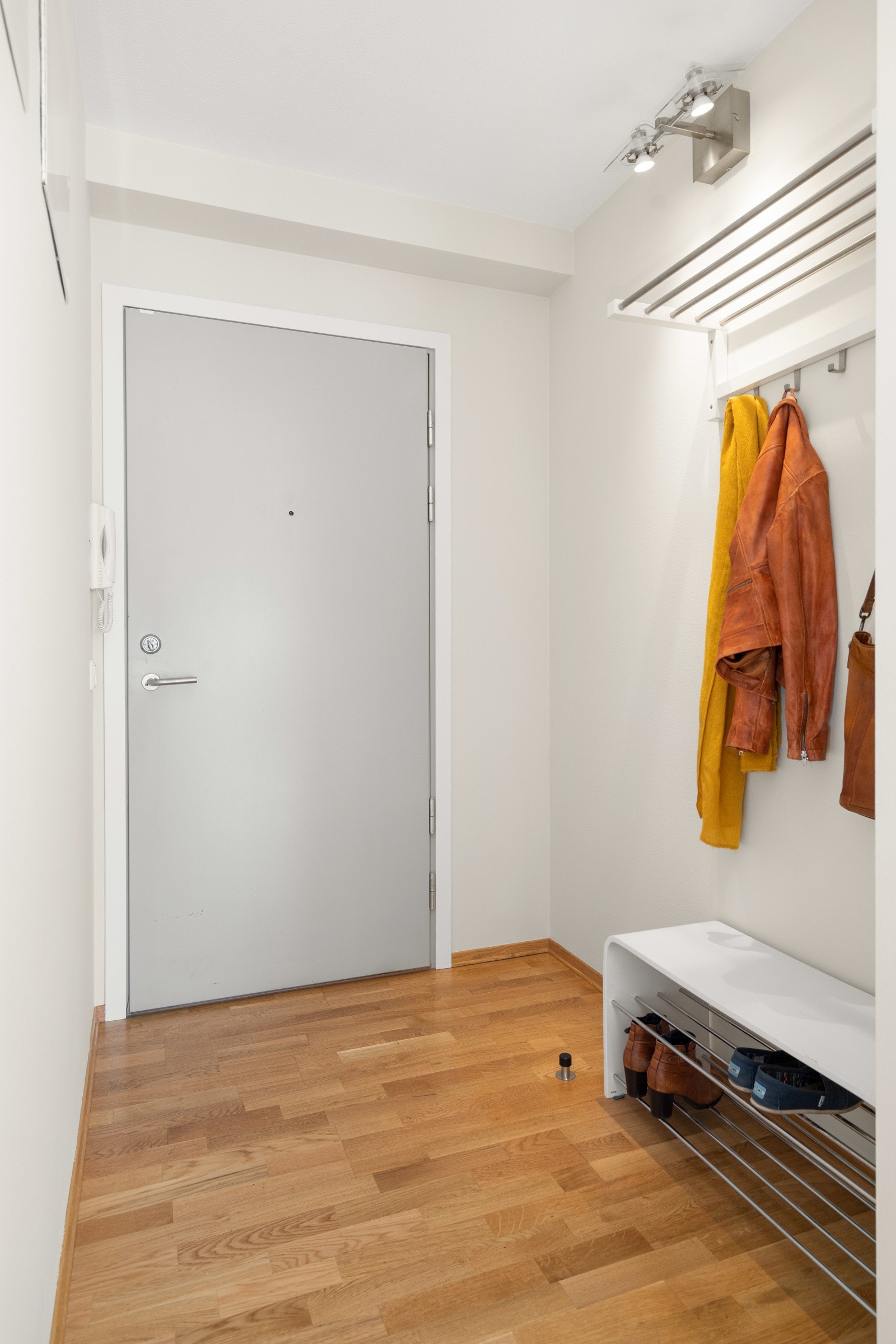 Innbydene entré med plass til å henge fra seg yttertøy og sette fra seg sko. Galleribilde