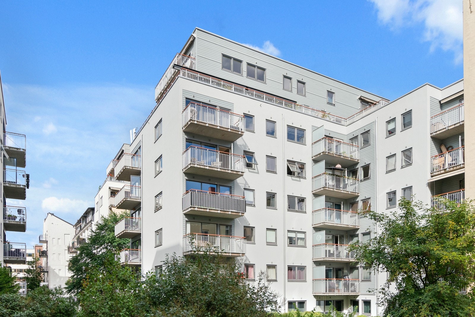 Eiendommen har opparbeidet og pen felles avlåst bakgård med asfalterte gangveier, plen med kantstein, hekk, busker og trær, benker og lekestativer. Galleribilde