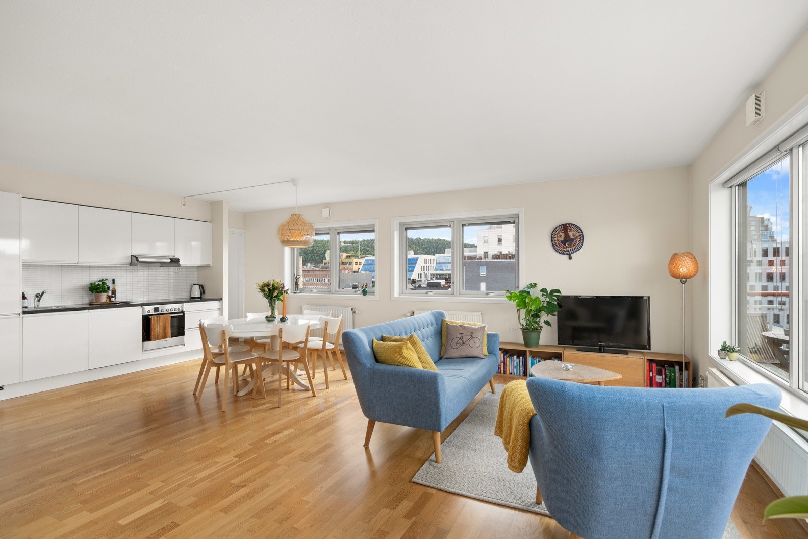 Praktisk åpen stue- og kjøkkenløsning. Galleribilde