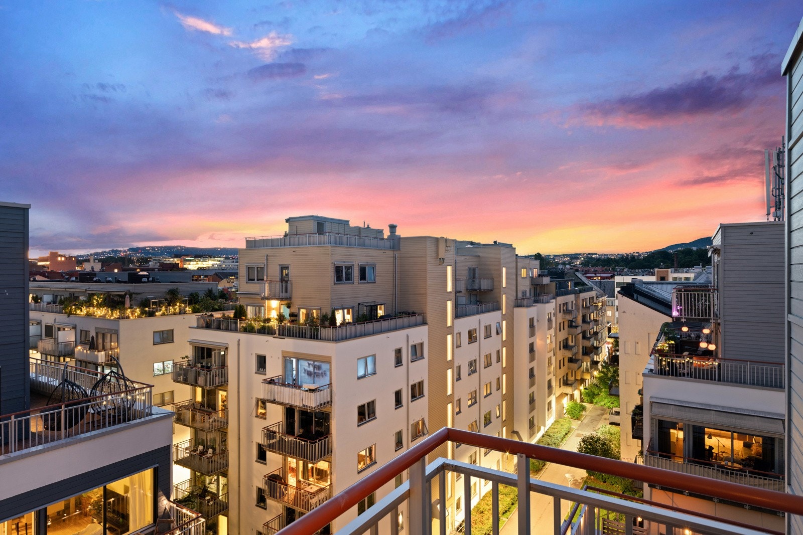 Balkongen vender mot vest, men er plassert på hjørnet av leiligheten som betyr at solen kommer tidlig fra sør. Sol fra sen formiddag til solnedgang. Galleribilde