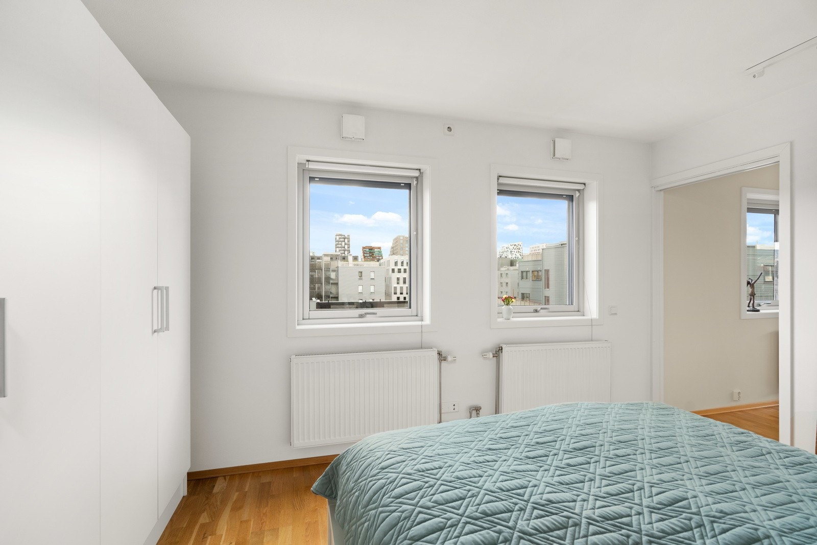 Vindusflater tilfører rommet naturlig lys på dagtid. Galleribilde