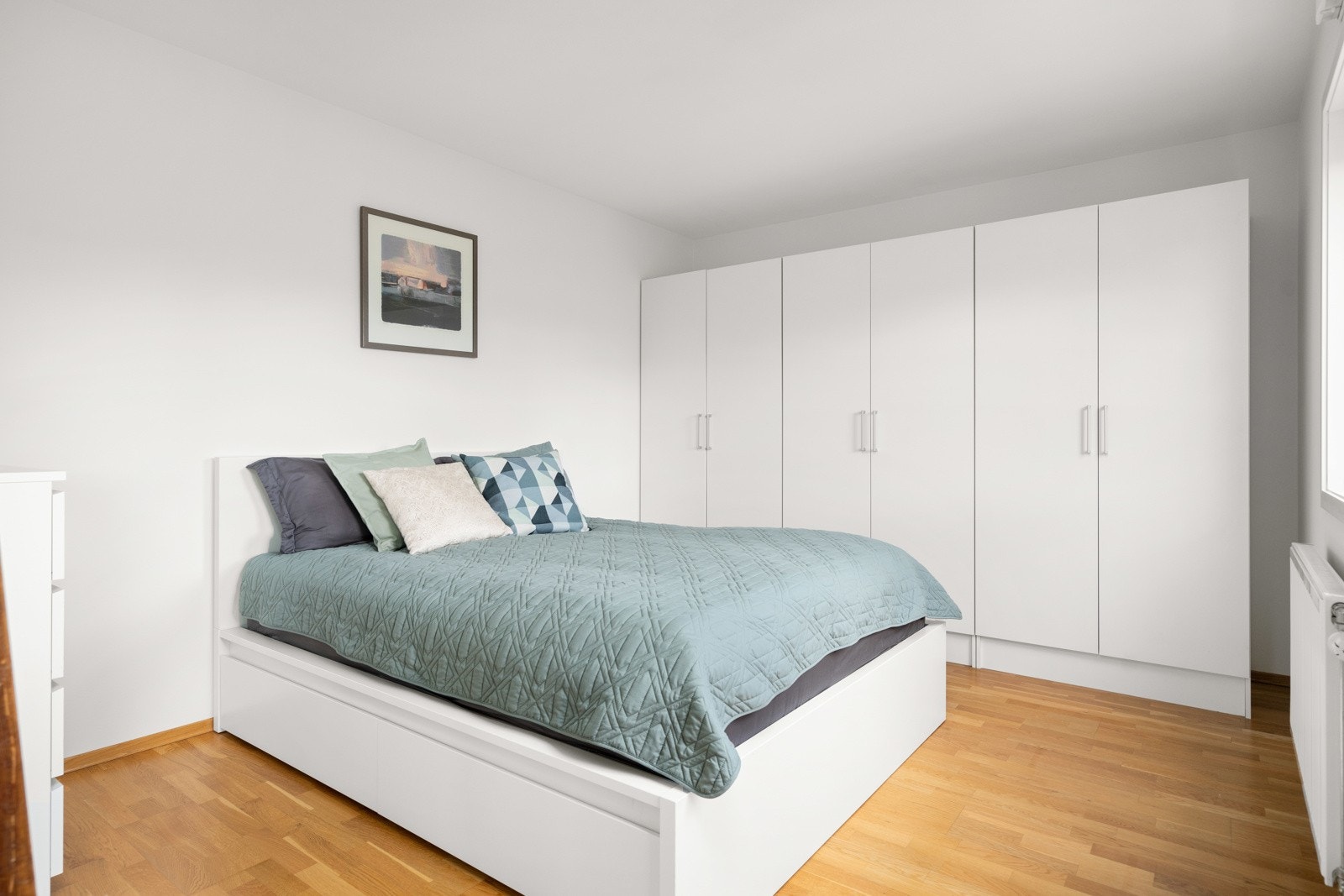 Det er godt med skapplass som sikrer oppbevaringsmuligheter. Galleribilde