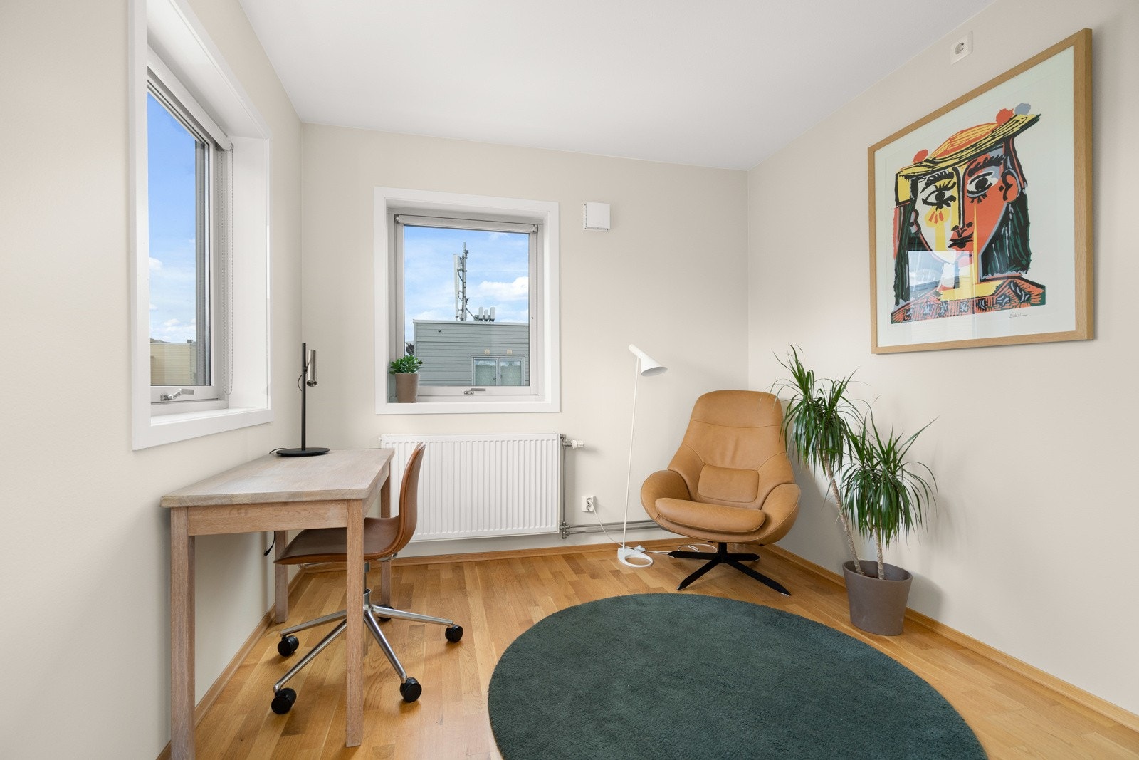 Rommet har godt med lys fra to sider og flott utsikt. Galleribilde