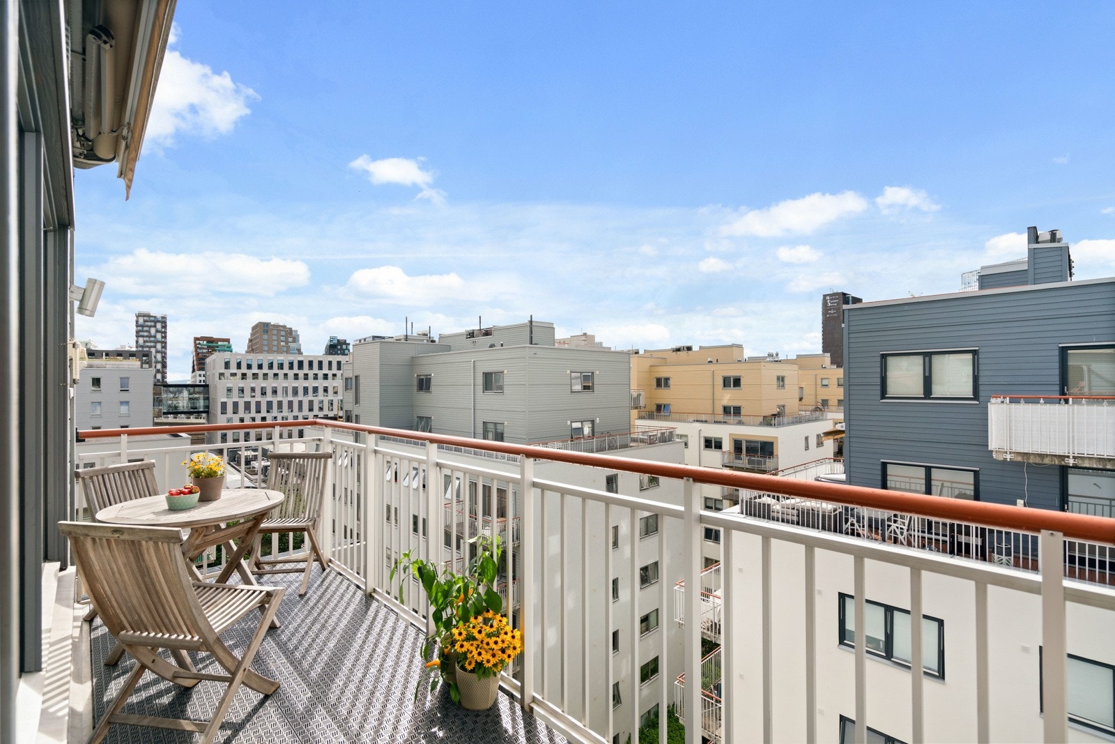 Balkongen er utstyrt med utelys, stikkontakt og terrassemarkise med fjernbetjening. Galleribilde