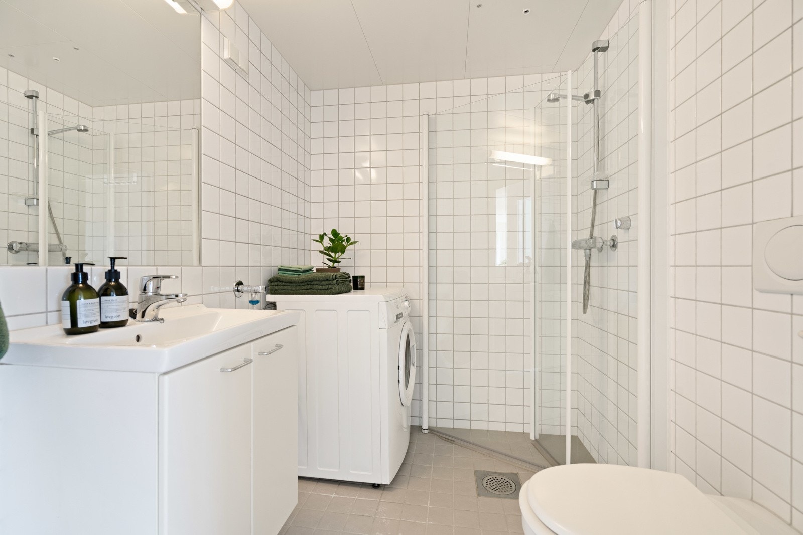 Pent flislagt bad fra byggeåret 2007. Badet har varmekabler i gulv og opplegg for vaskemaskin/tørketrommel. Galleribilde