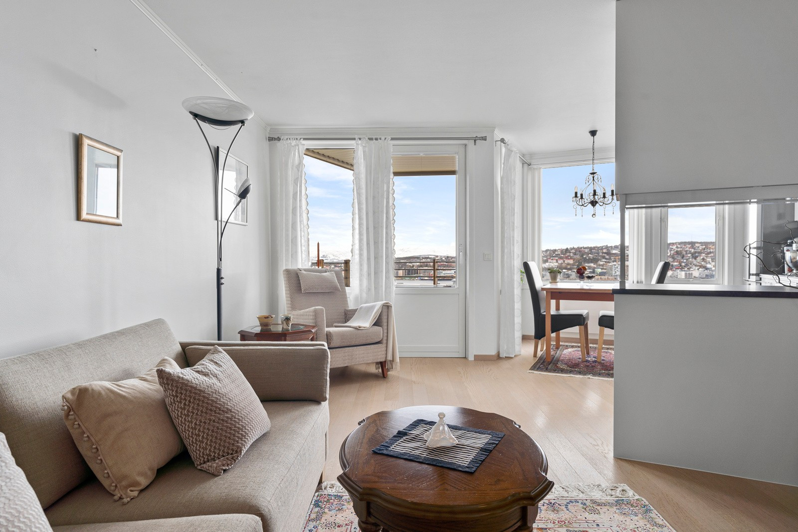 Stuen er lys og innbydende med store vindusflater som sikrer rikelig med innslipp av naturlig lys.