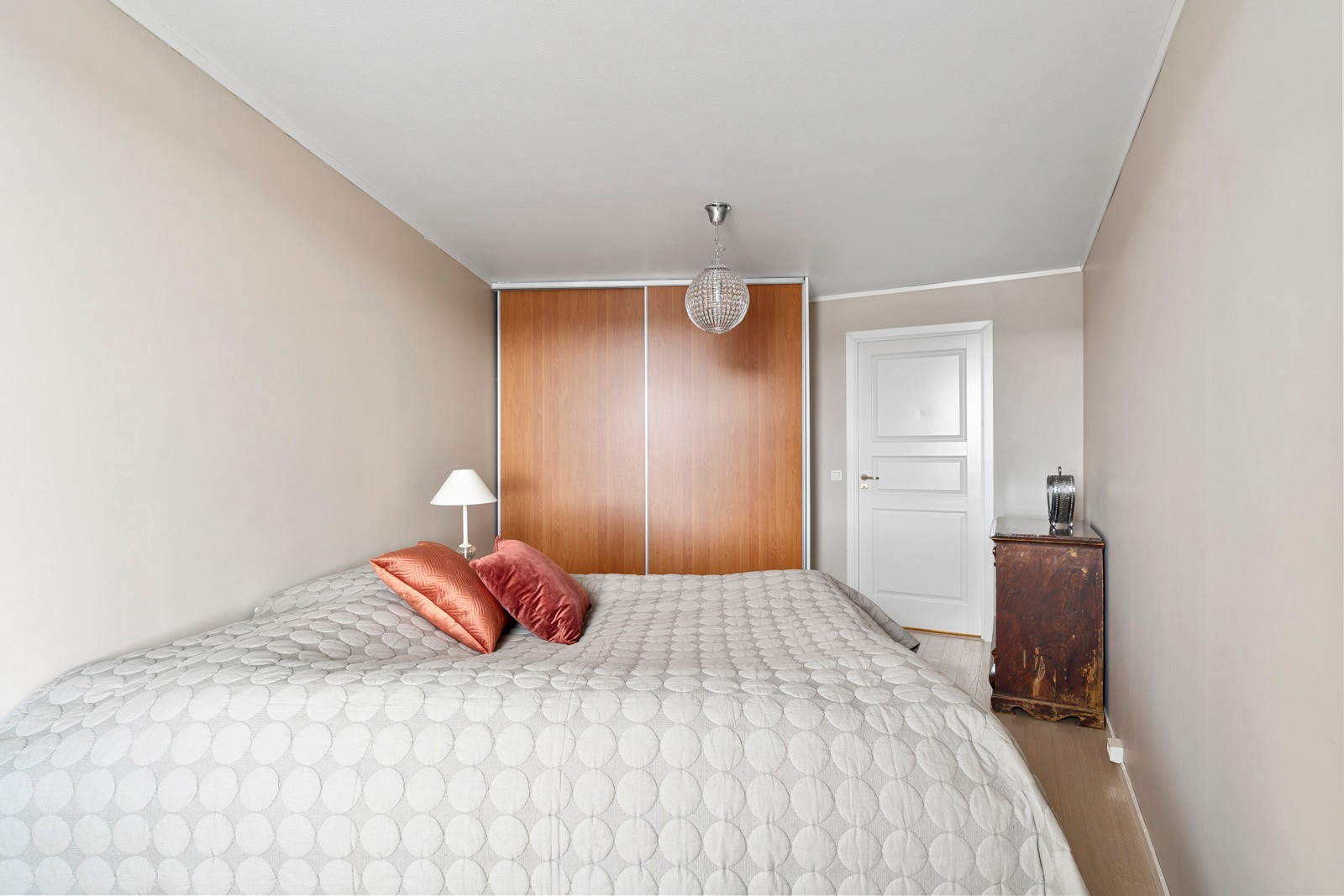 På hovedsoverommet er det skyvedørsgarderobe som sikrer rikelig med oppbevaringsplass.
