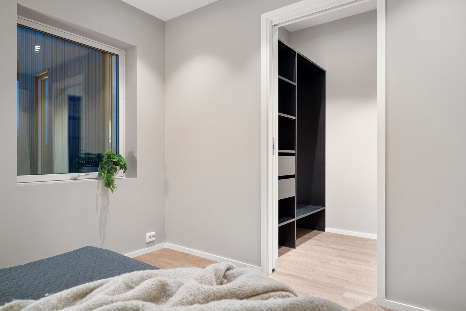 Inngang til walk-in-closet fra hovedsoverommet